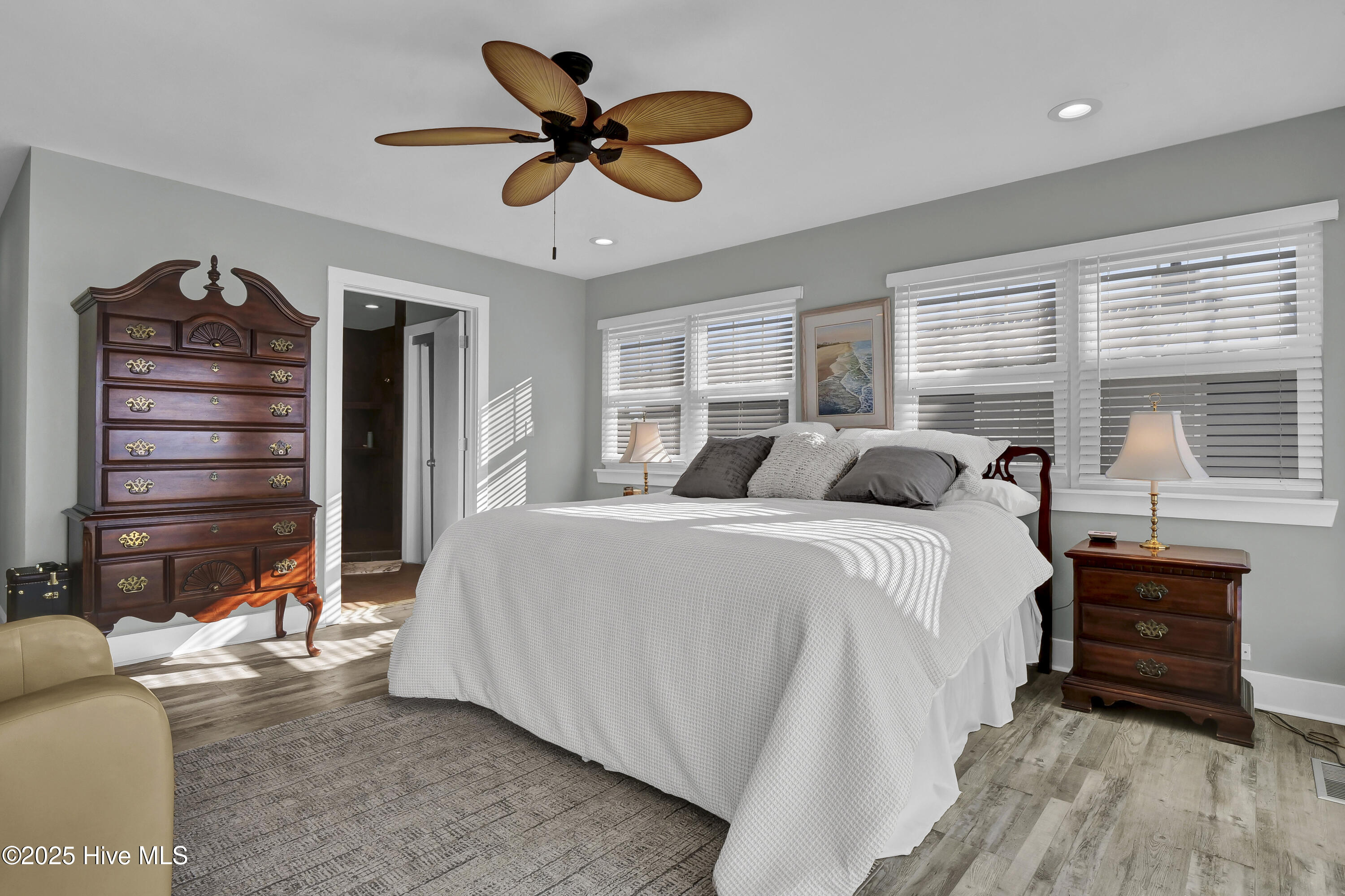 100469434 | Photo 22