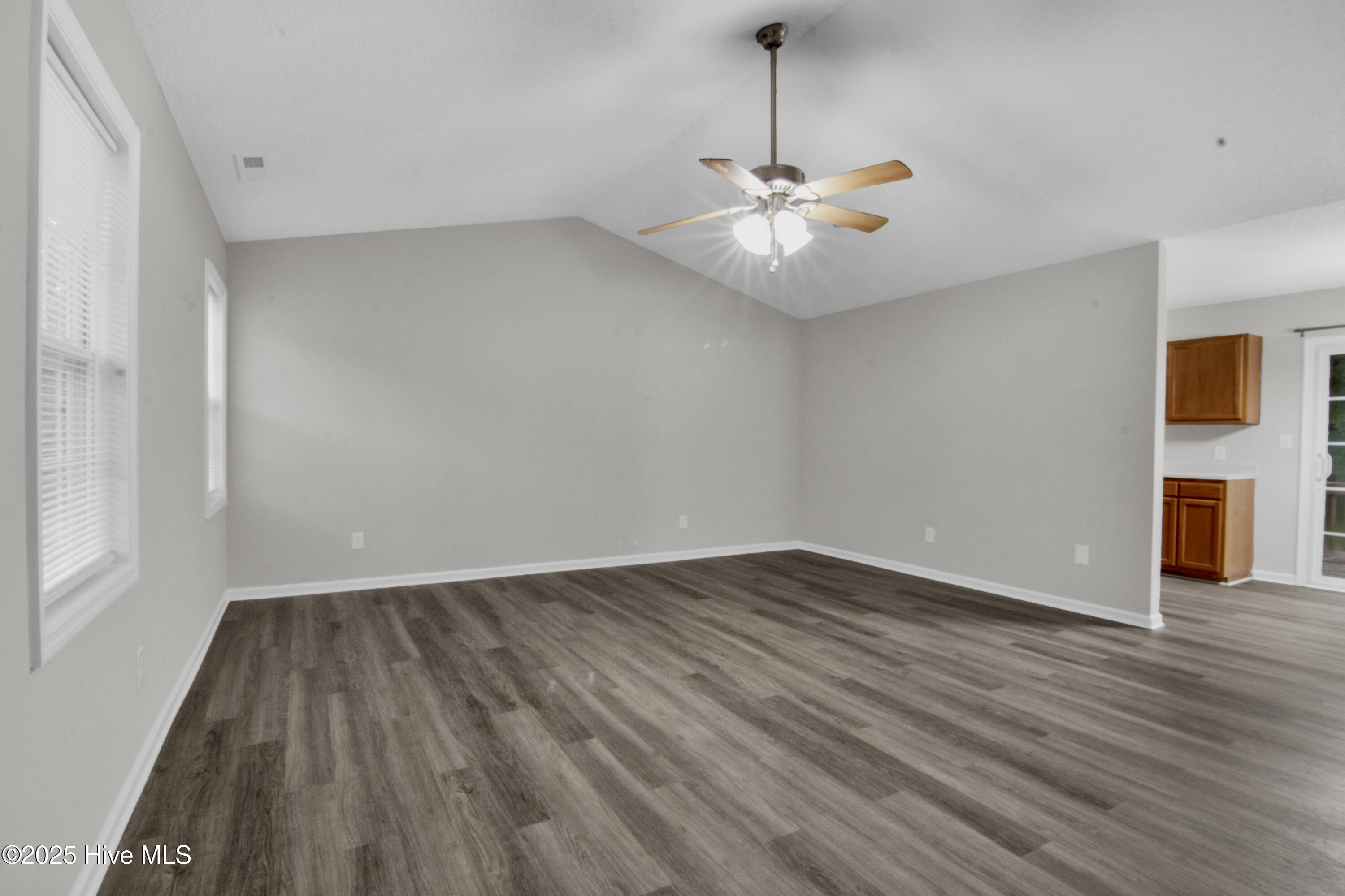 100574680 | Photo 3