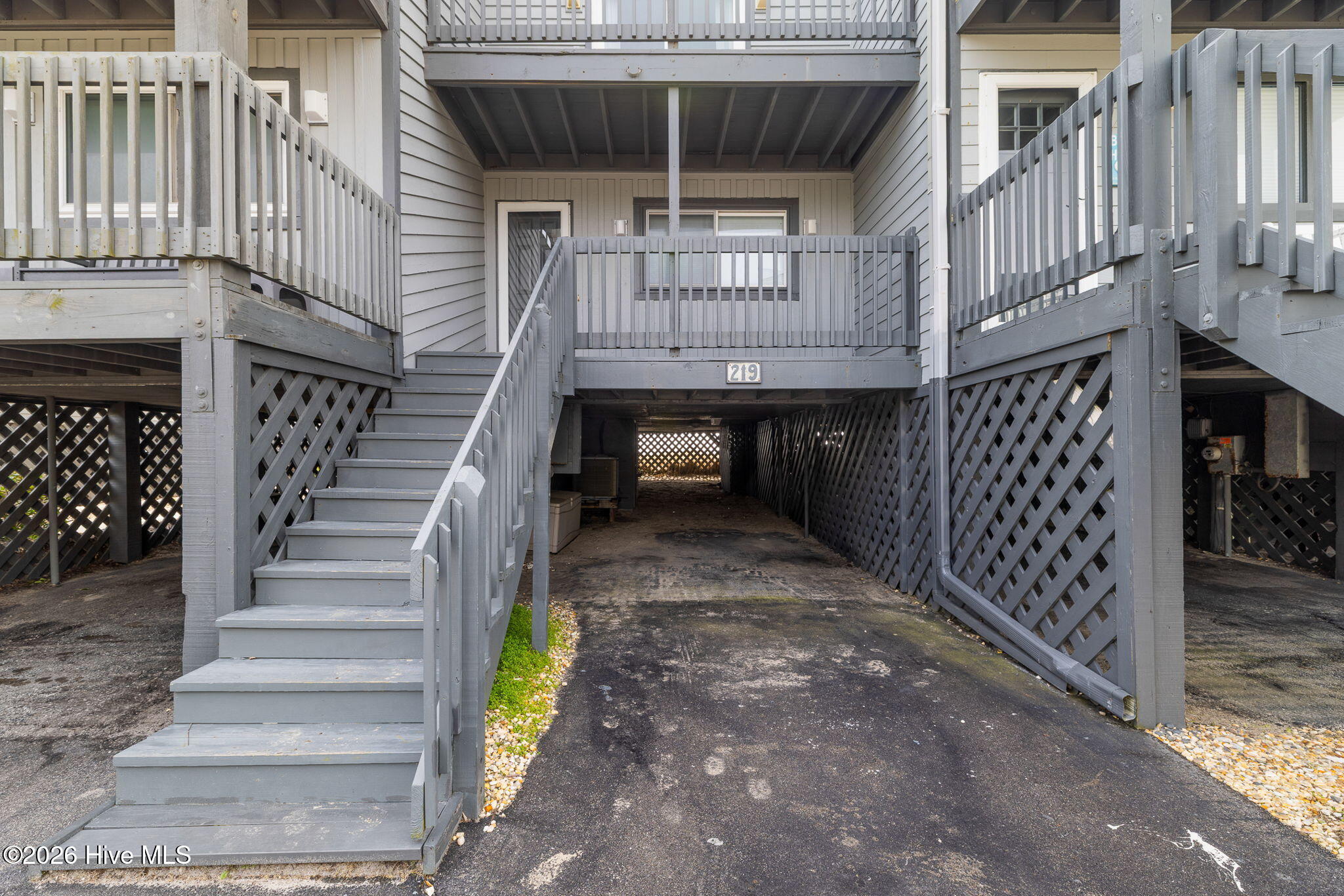 100555700 | Photo 33