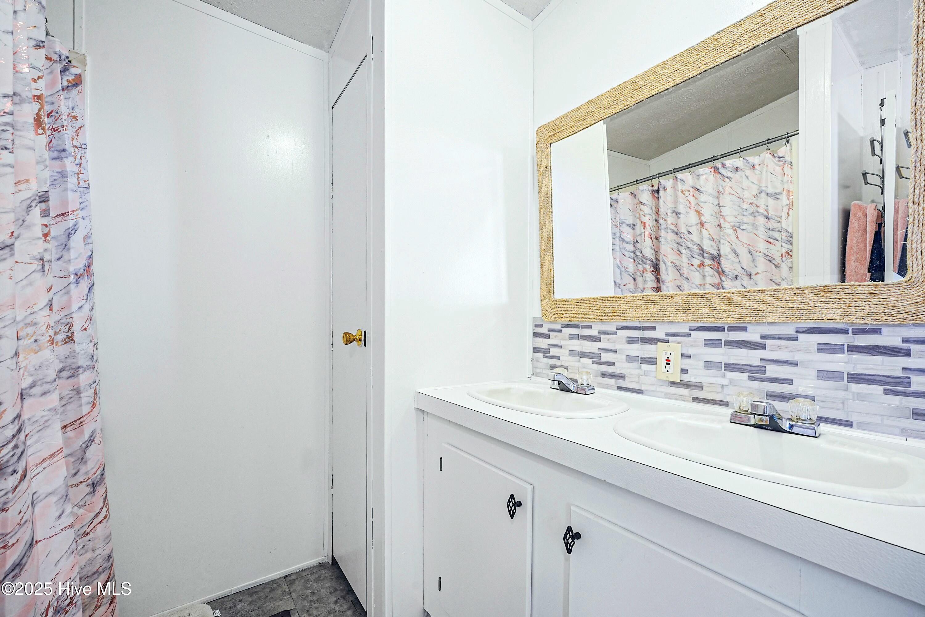 100548602 | Photo 12