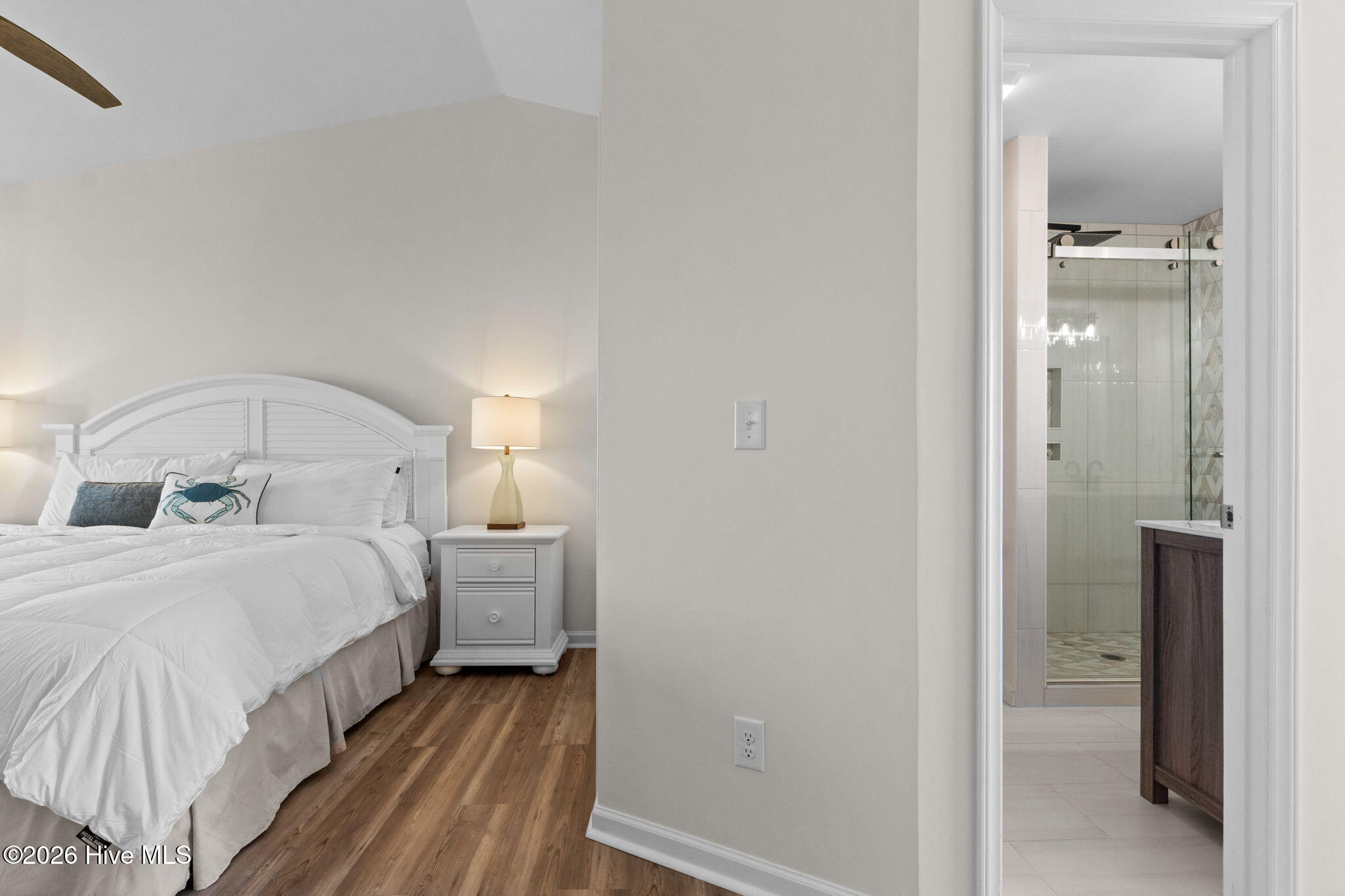 100558886 | Photo 25