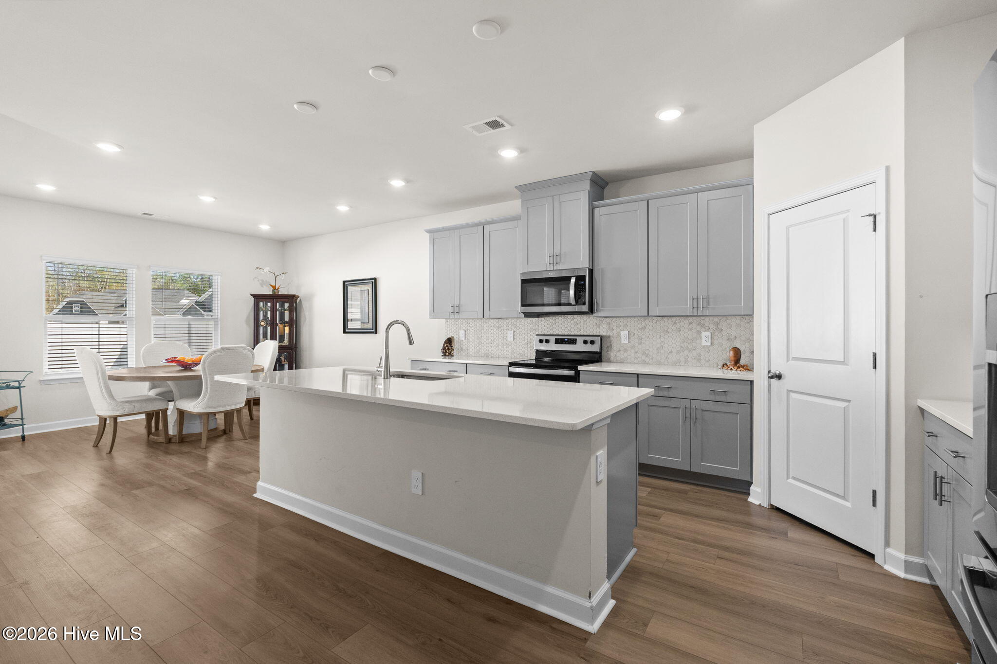 100563775 | Photo 12