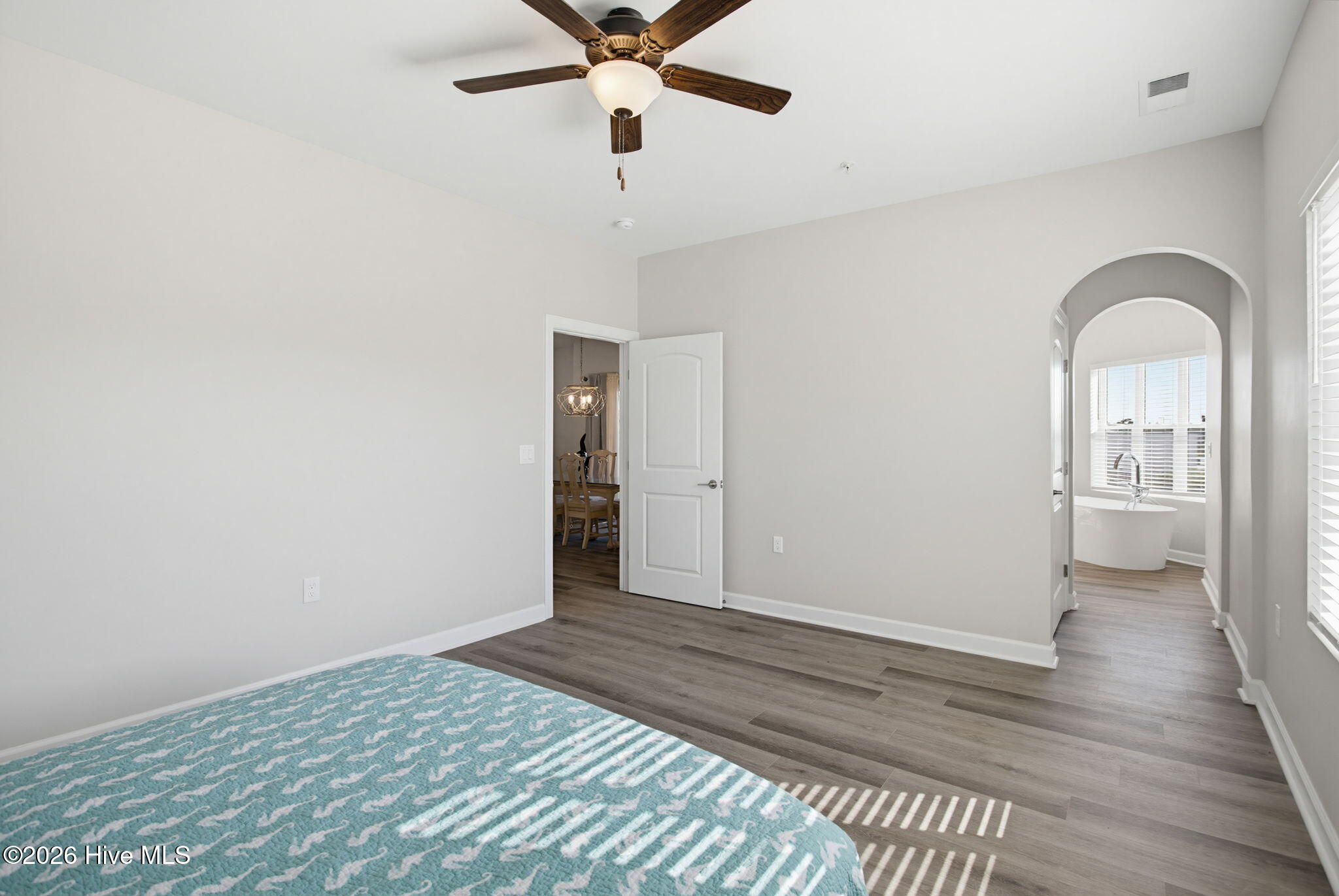 100570113 | Photo 16