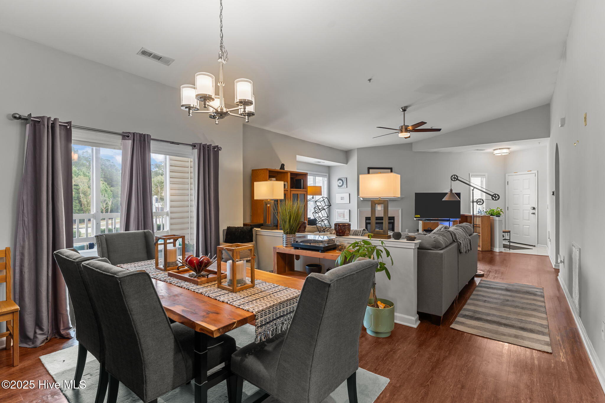 100532353 | Photo 17