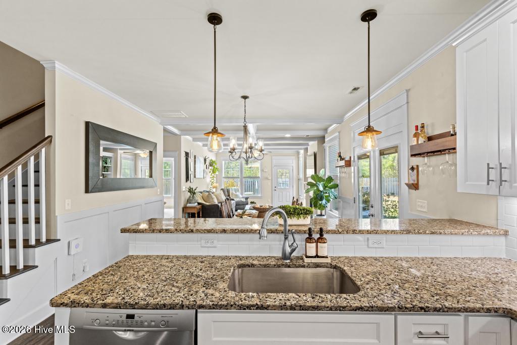 100560208 | Photo 12