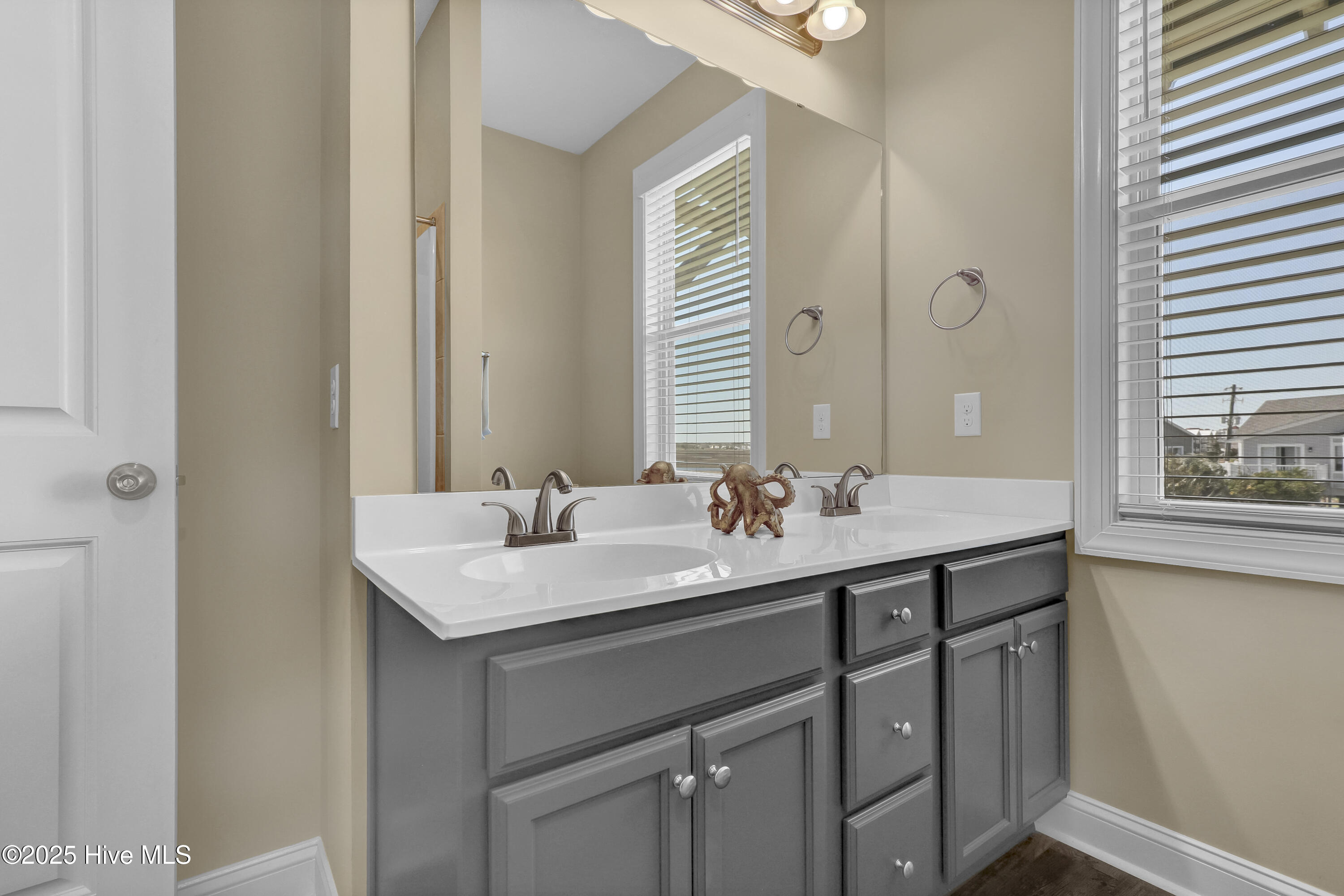 100523798 | Photo 19