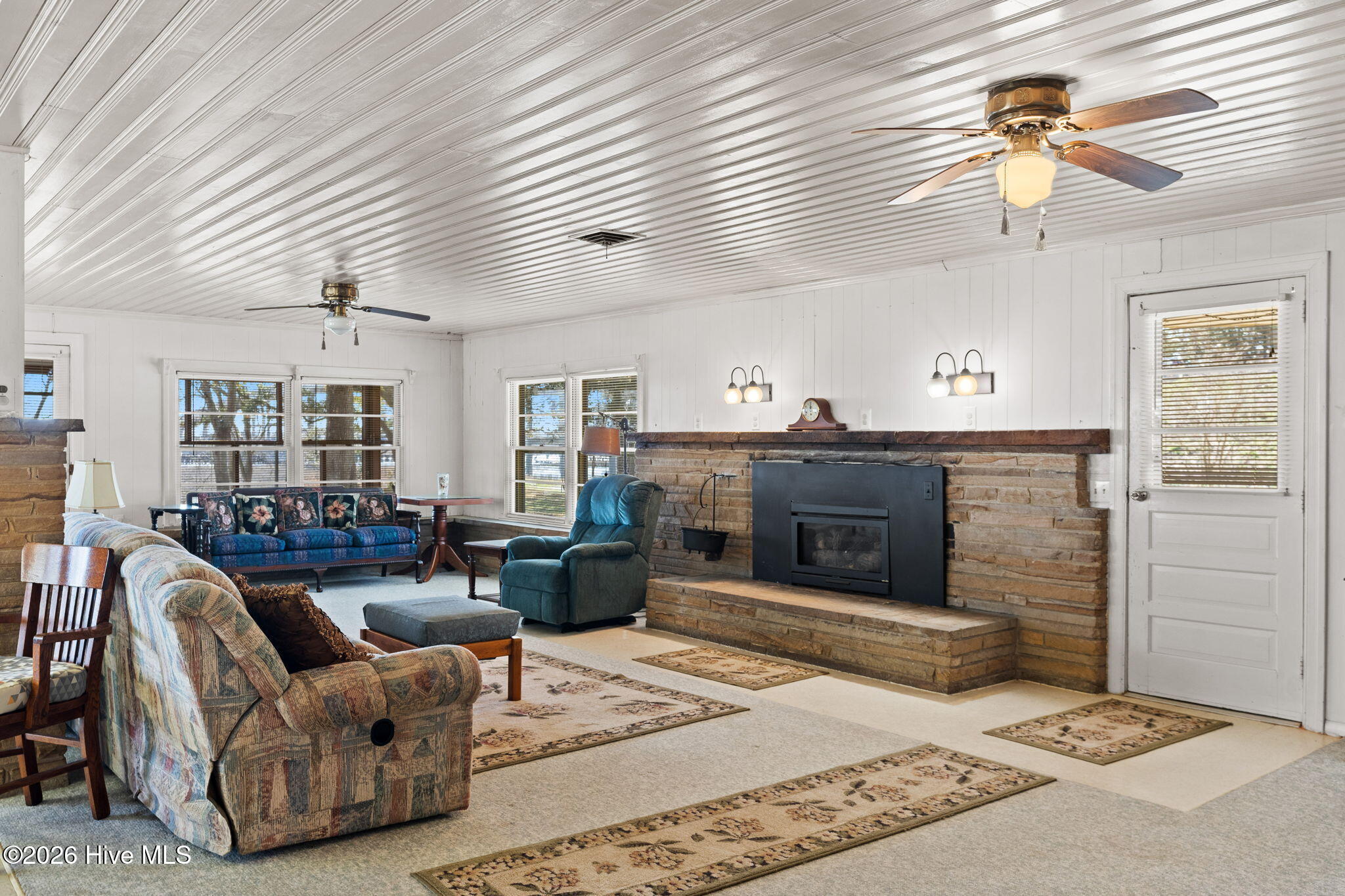 100561810 | Photo 31