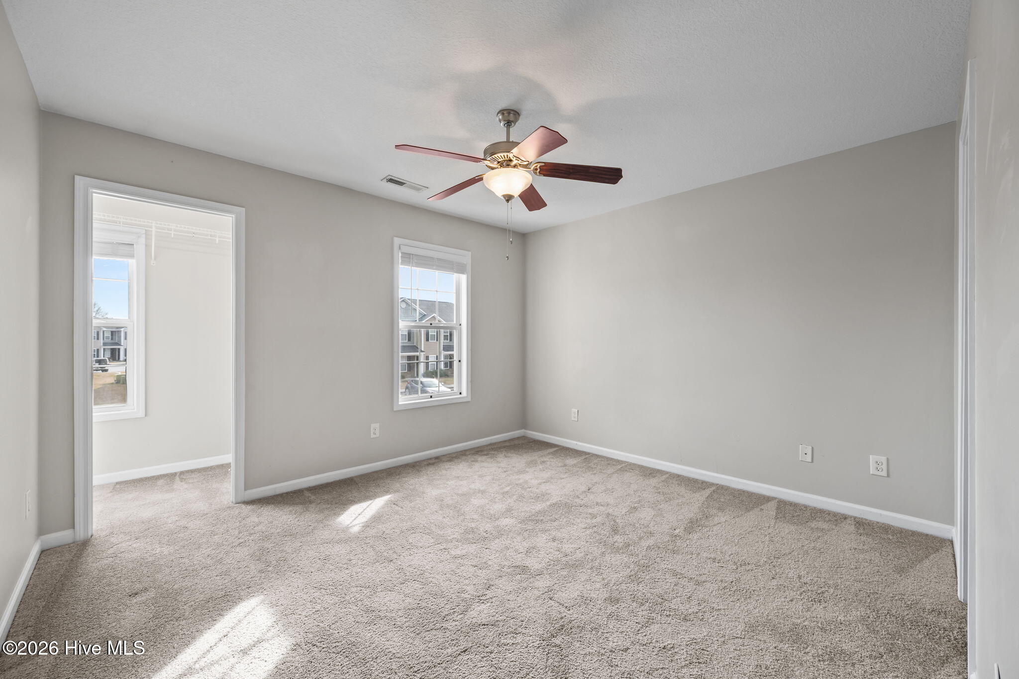 100549105 | Photo 25