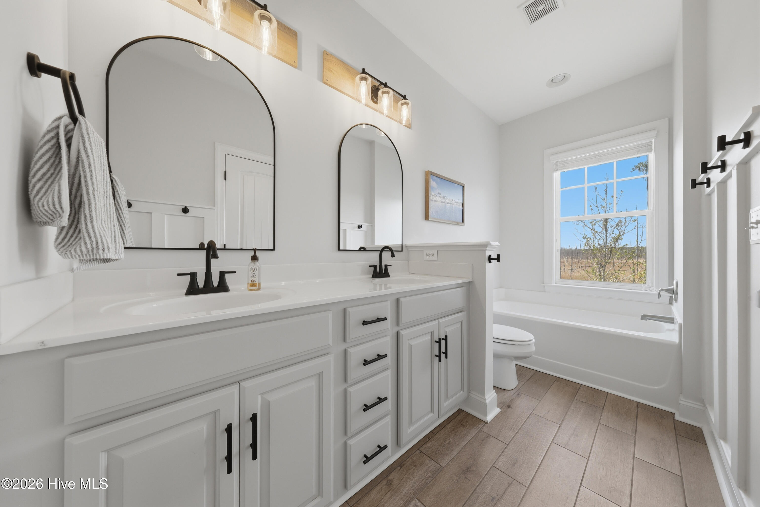 100563729 | Photo 28