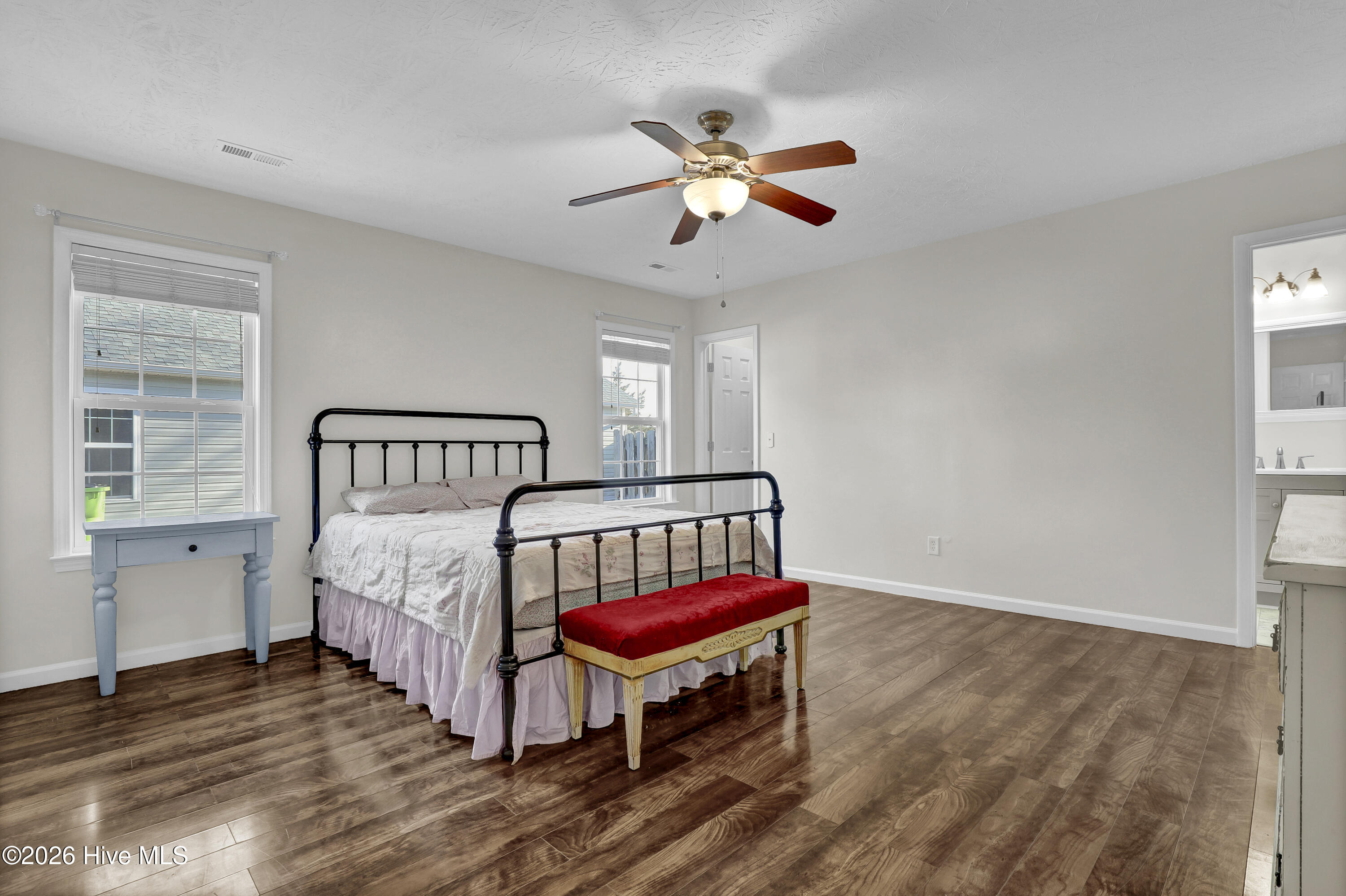 100550562 | Photo 24