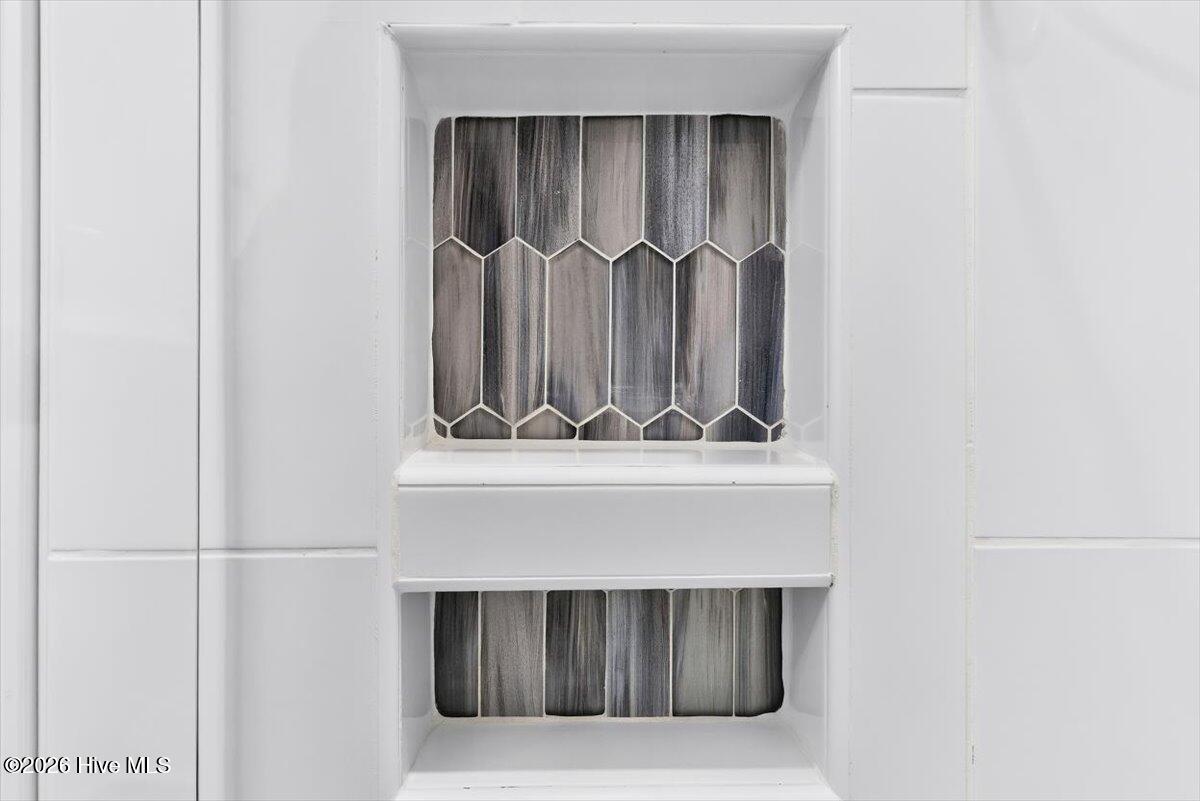 100548437 | Photo 41