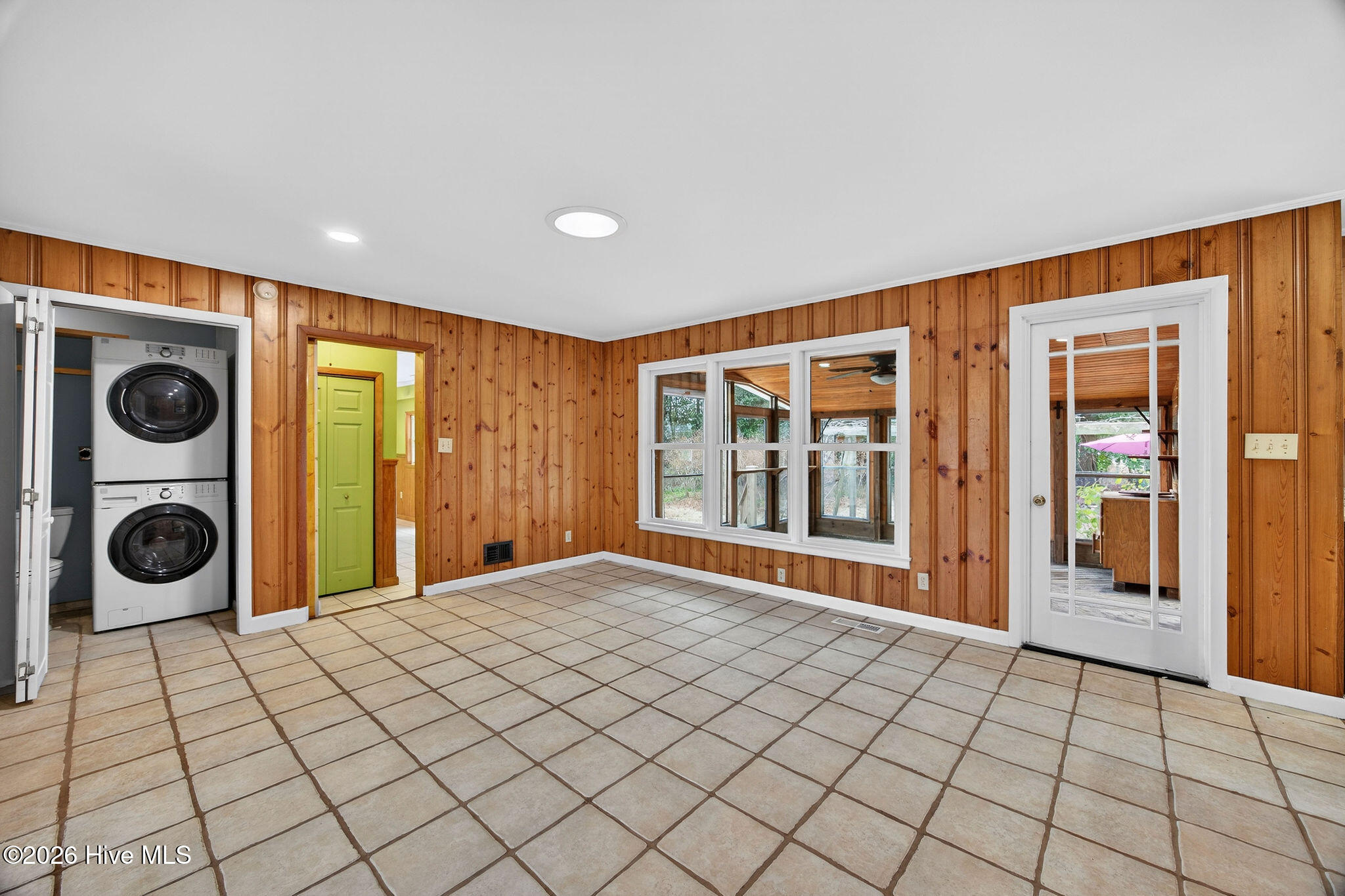 100557140 | Photo 14