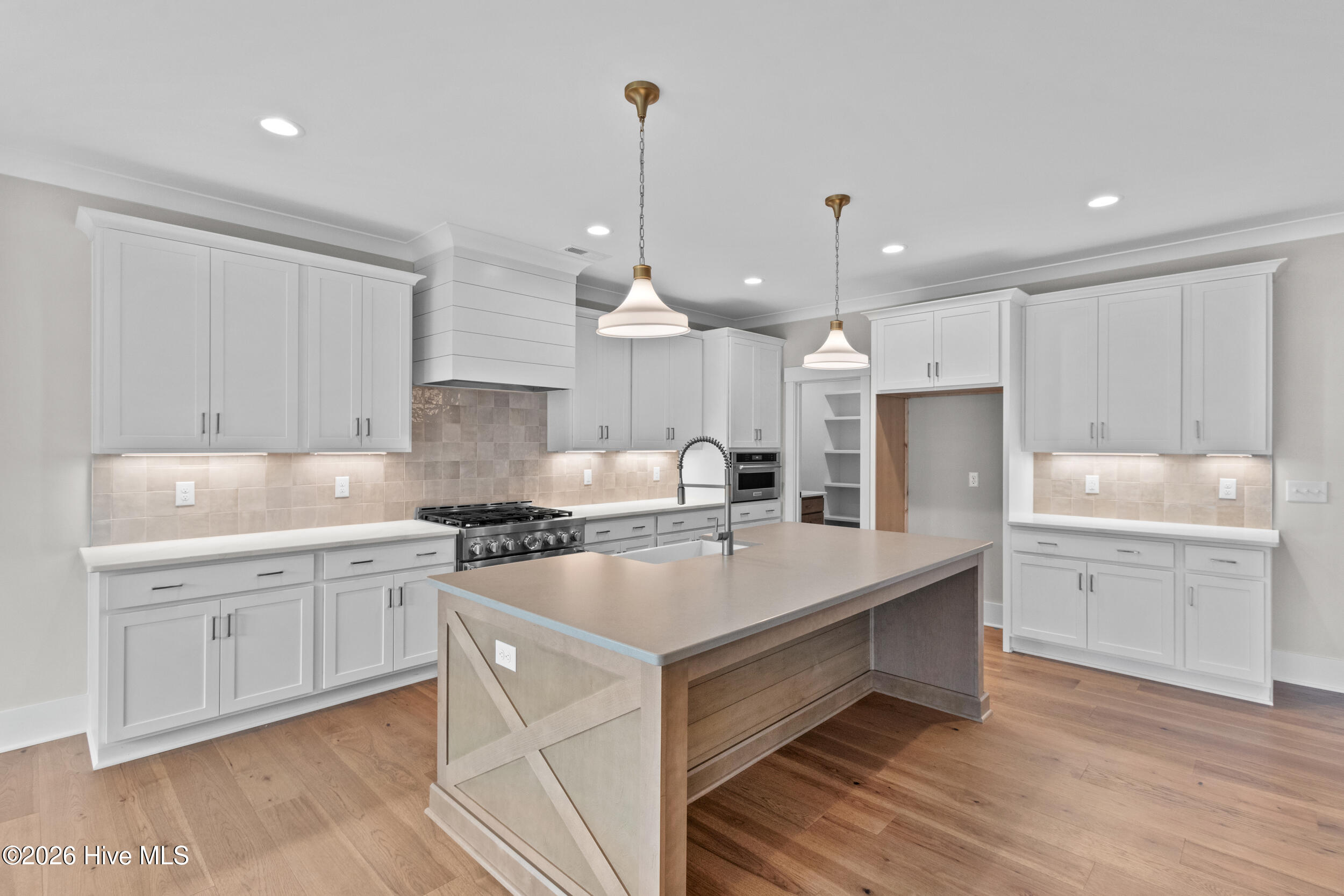 100568514 | Photo 11