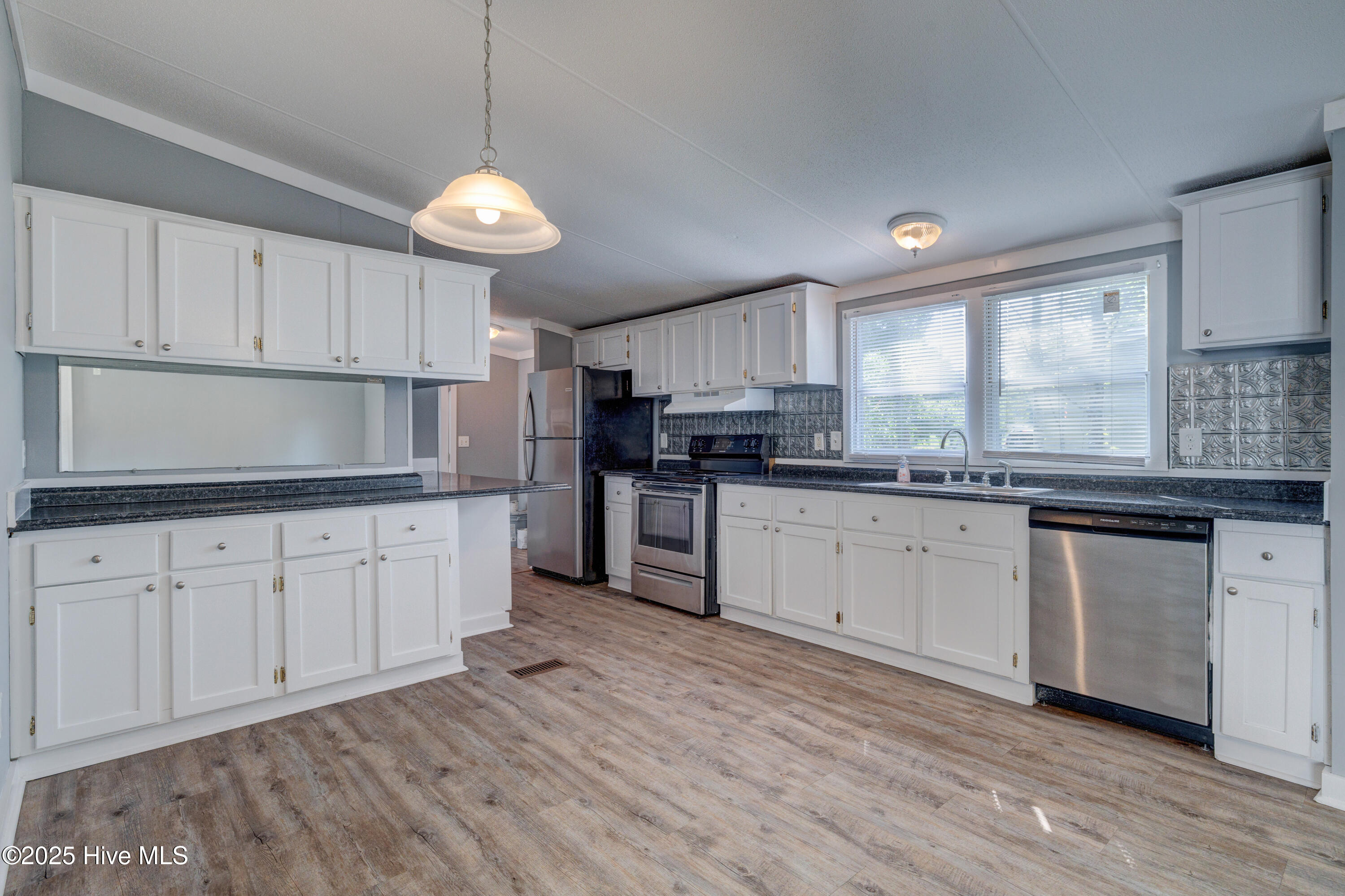 100516648 | Photo 18