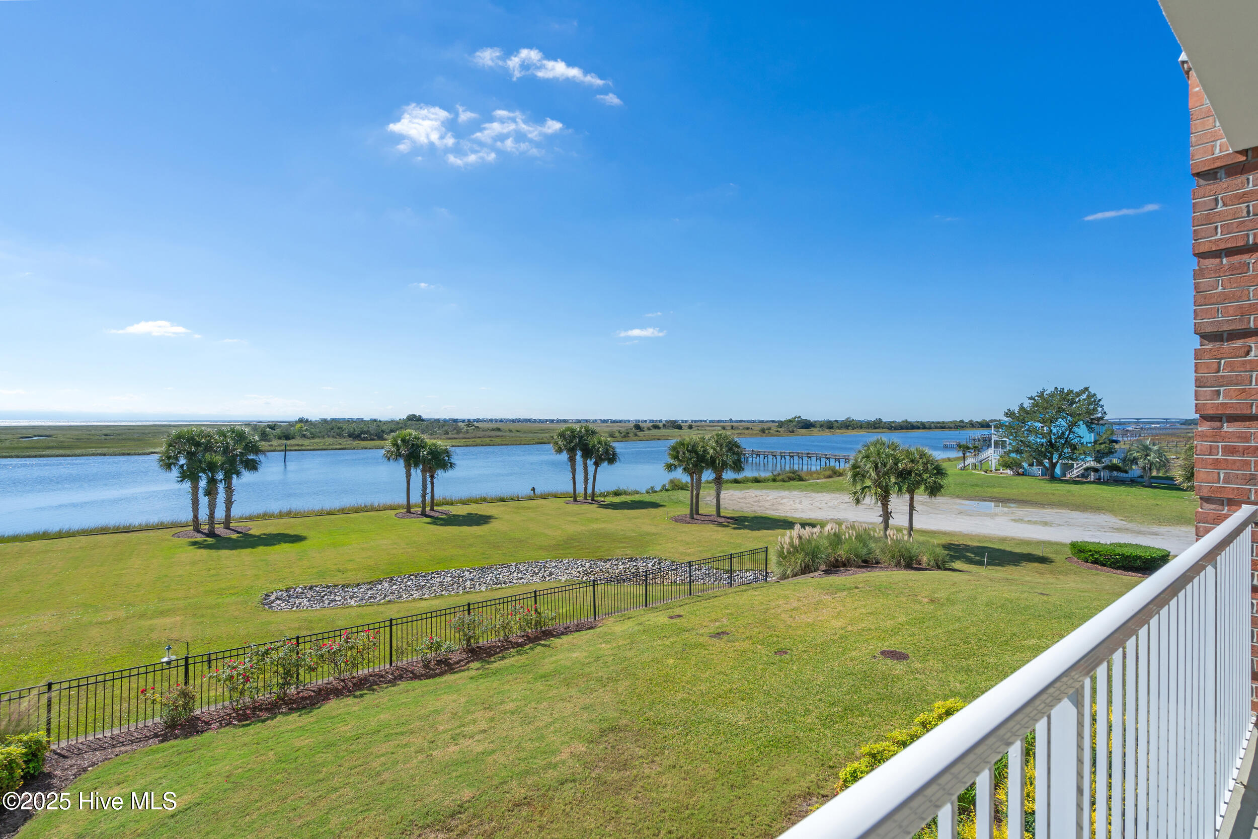 100537007 | Photo 30