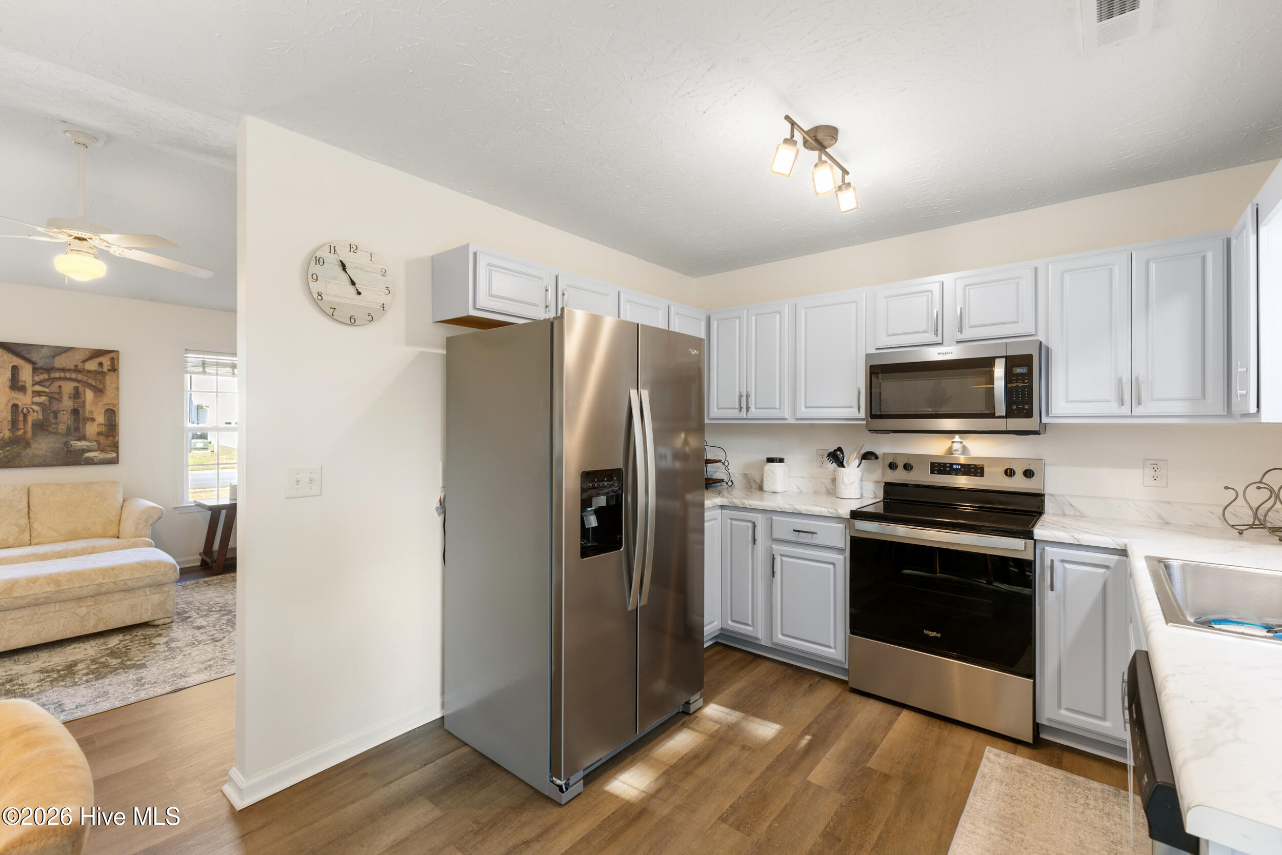 100561177 | Photo 11