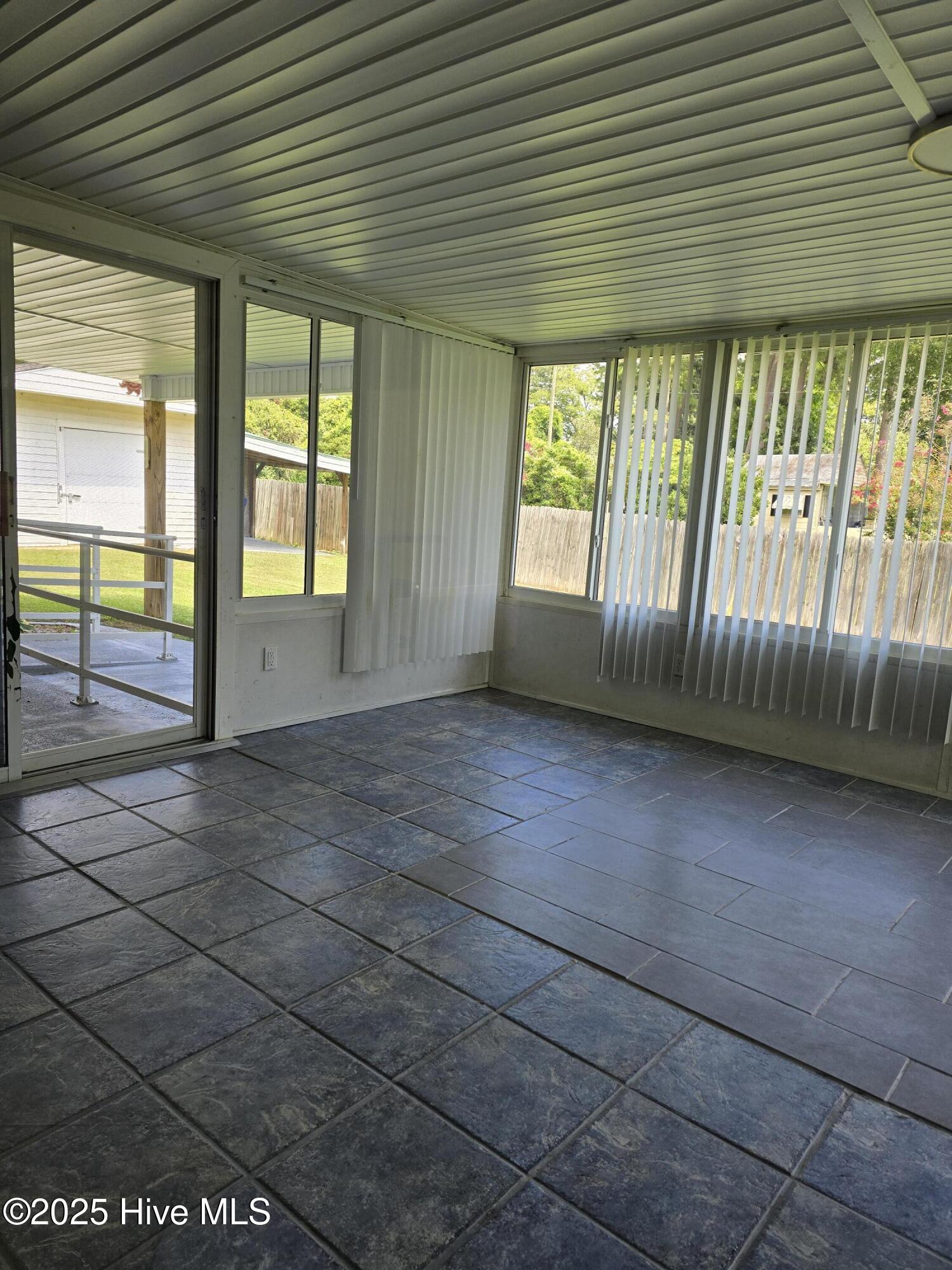 100527387 | Photo 23