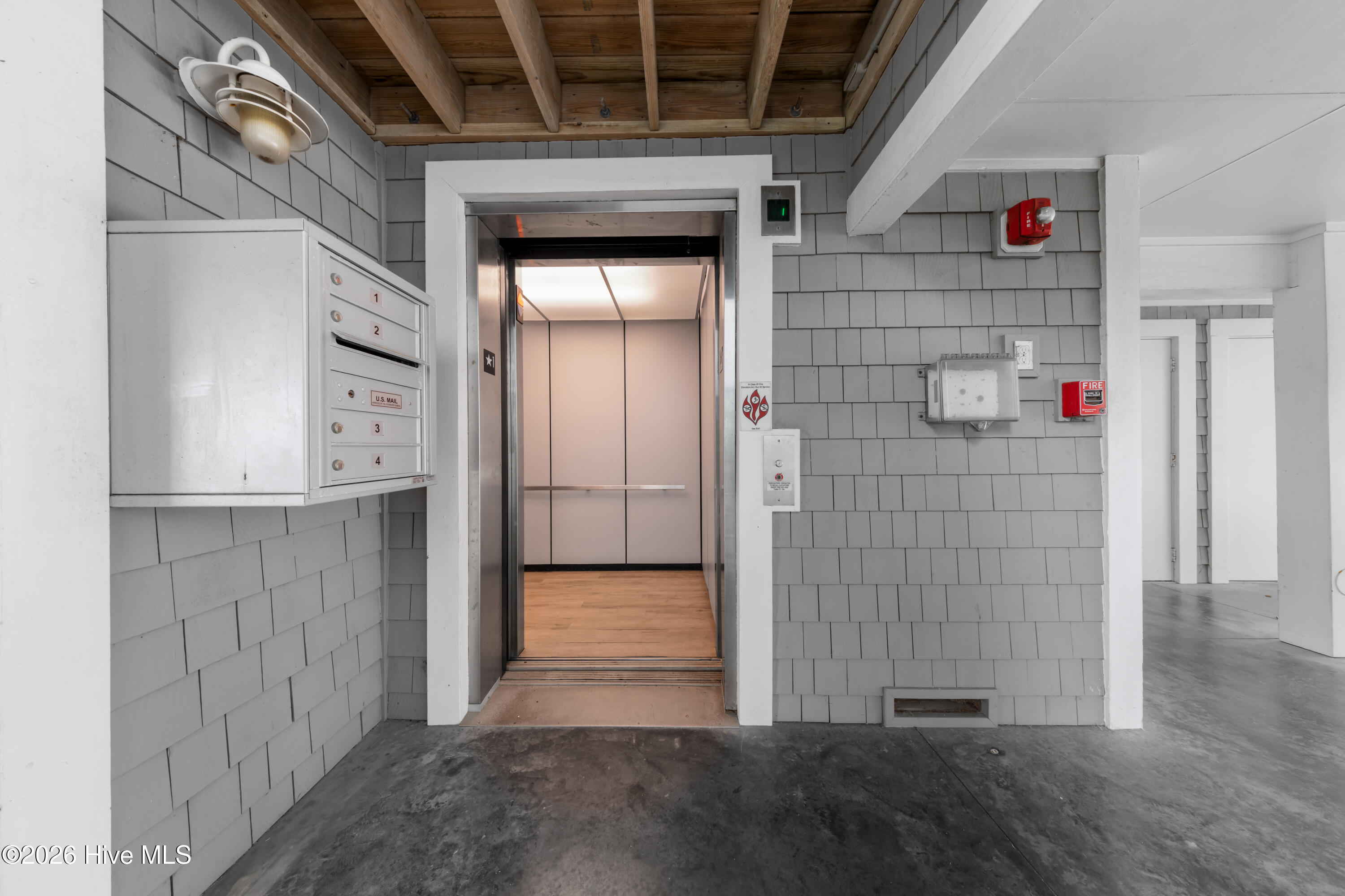 100548225 | Photo 42