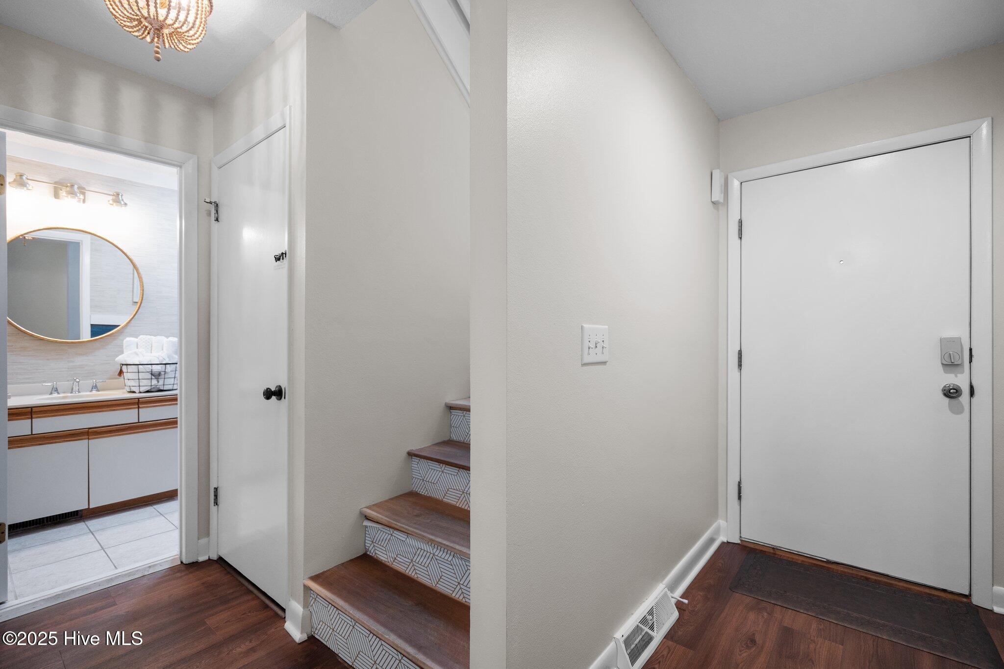 100564100 | Photo 21