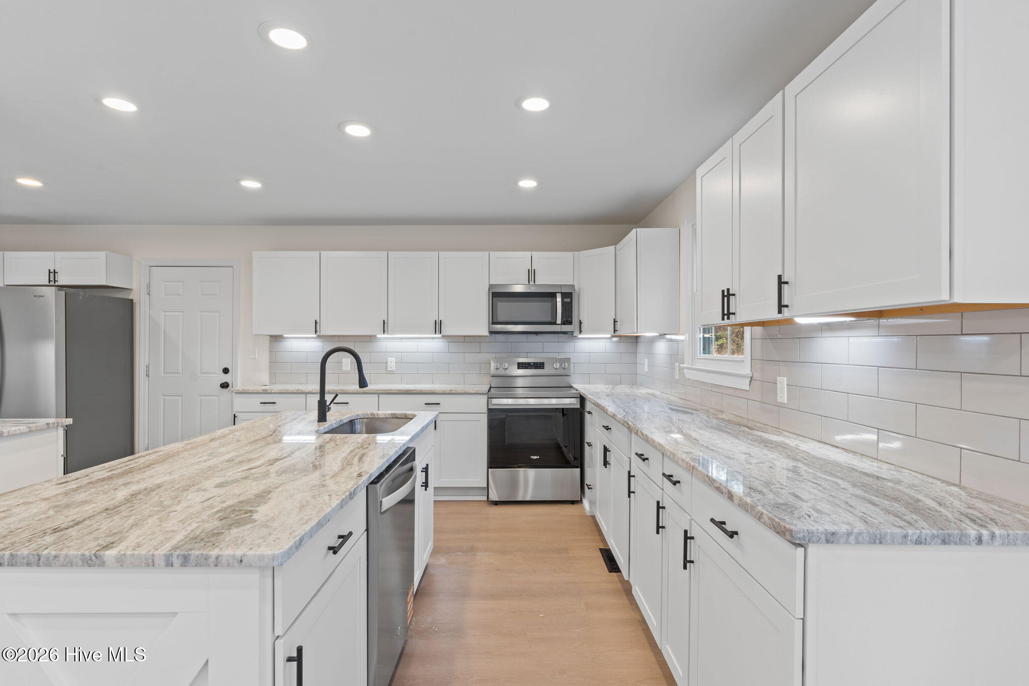 100548429 | Photo 31