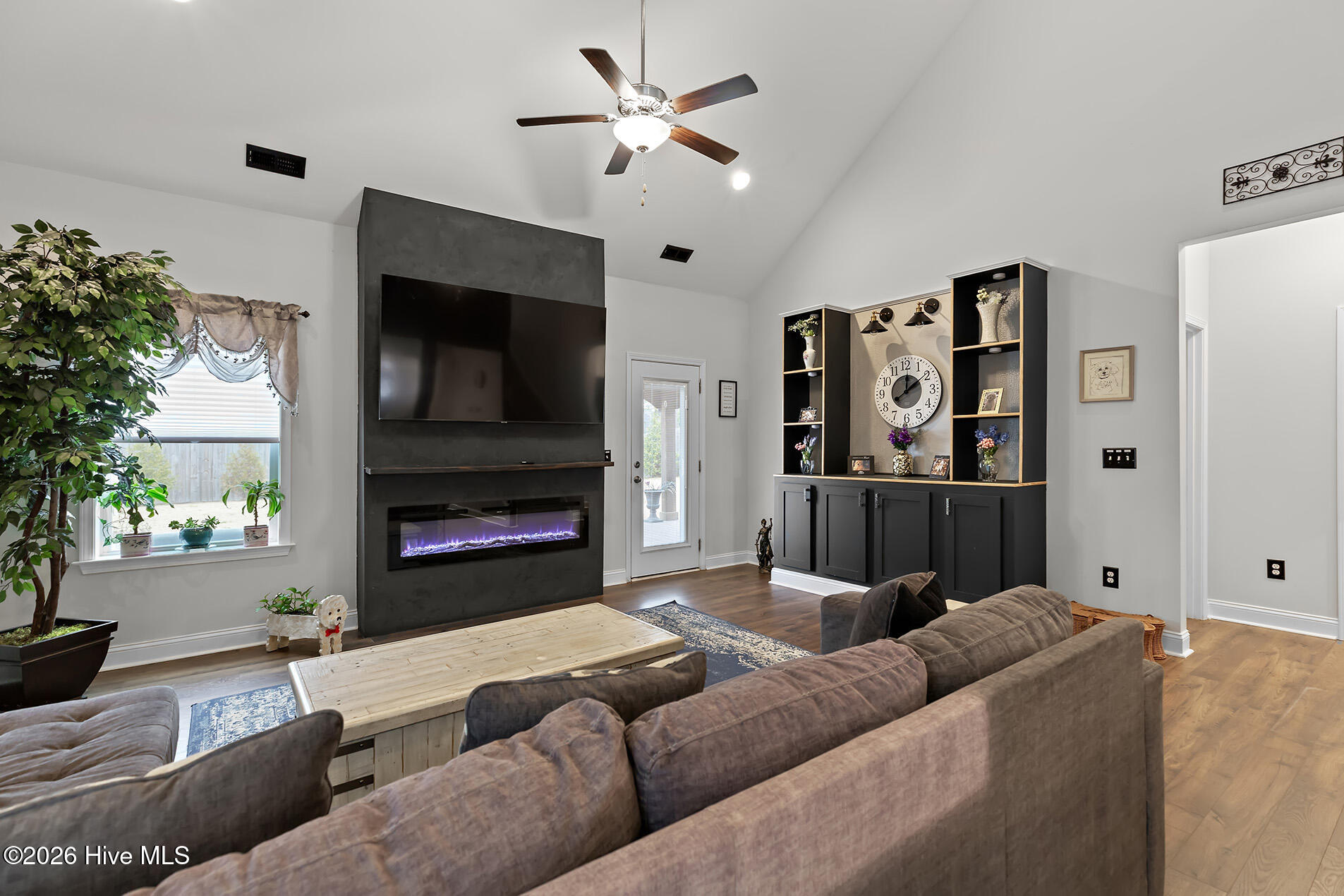 100549567 | Photo 17