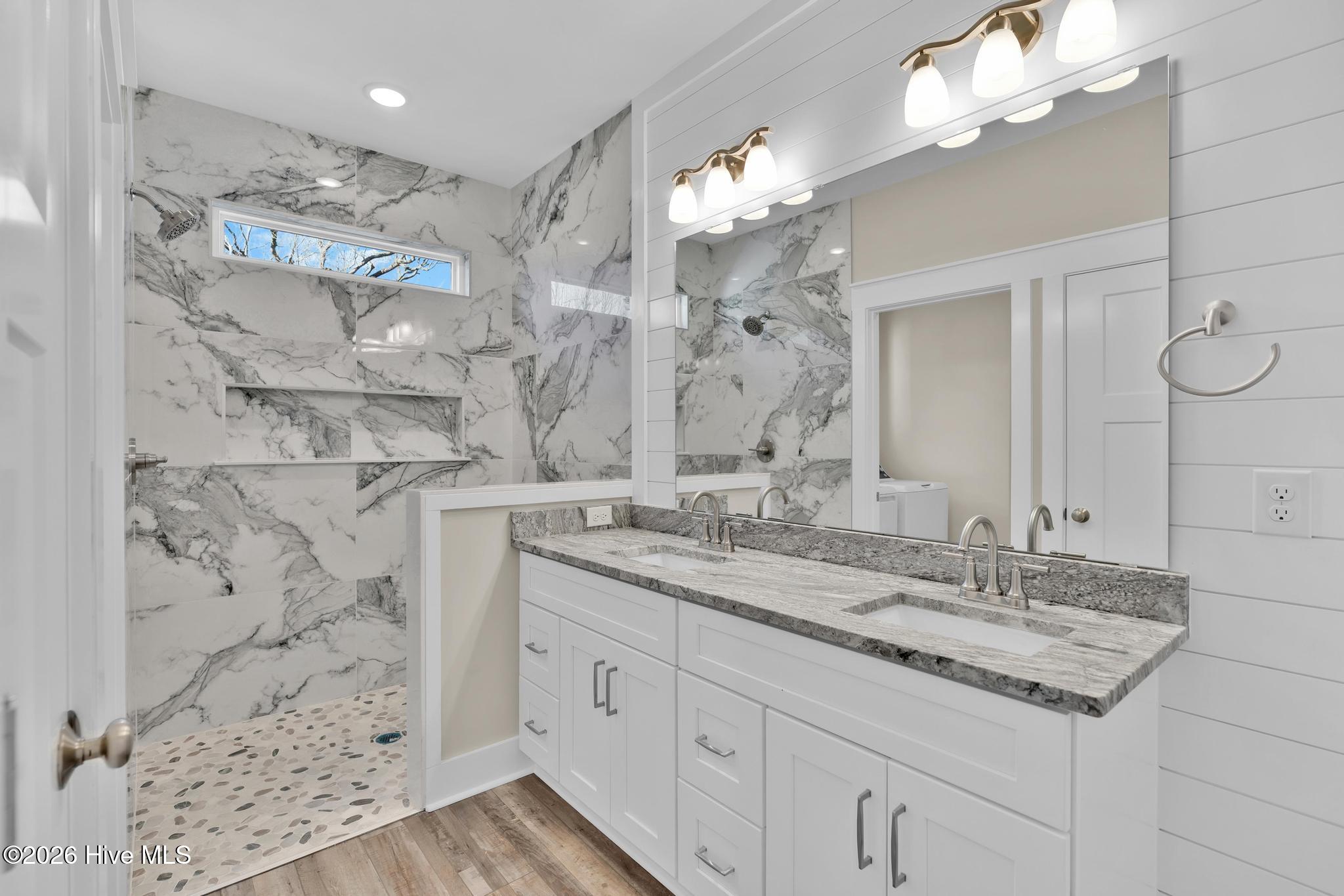 100547277 | Photo 22