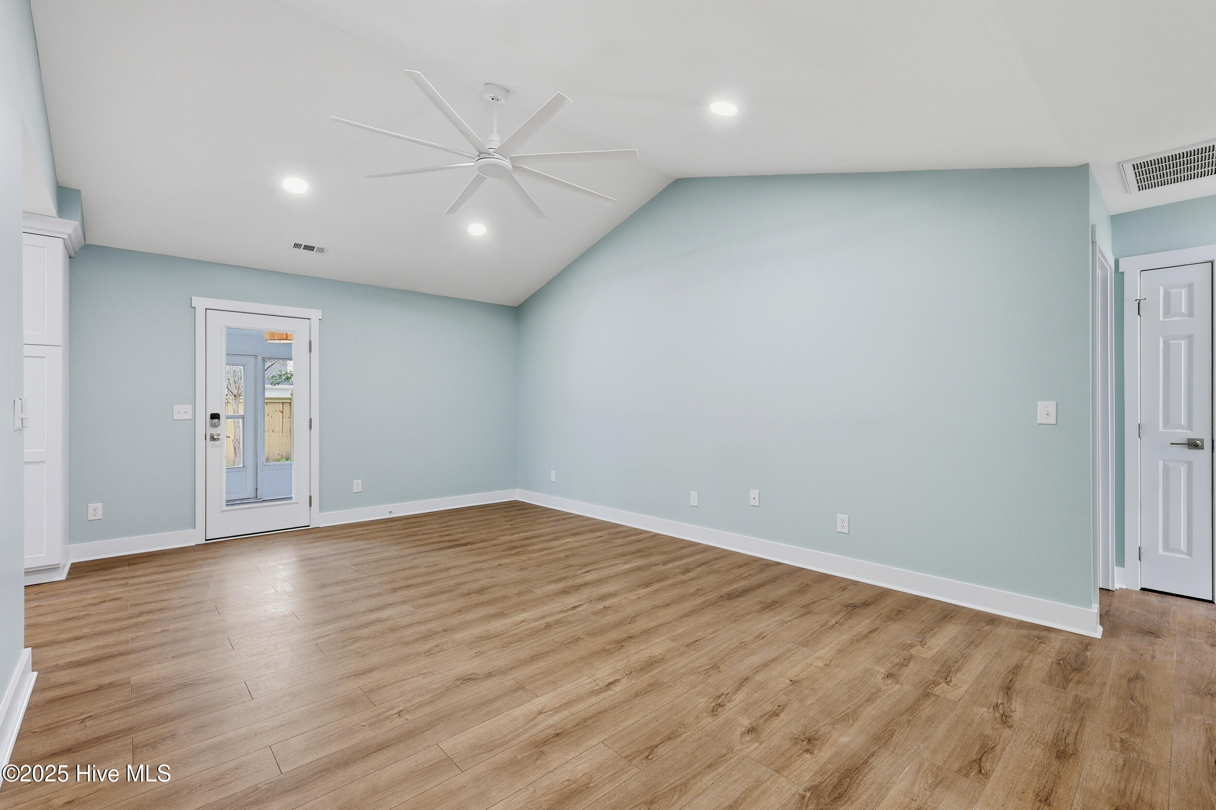 100536680 | Photo 10