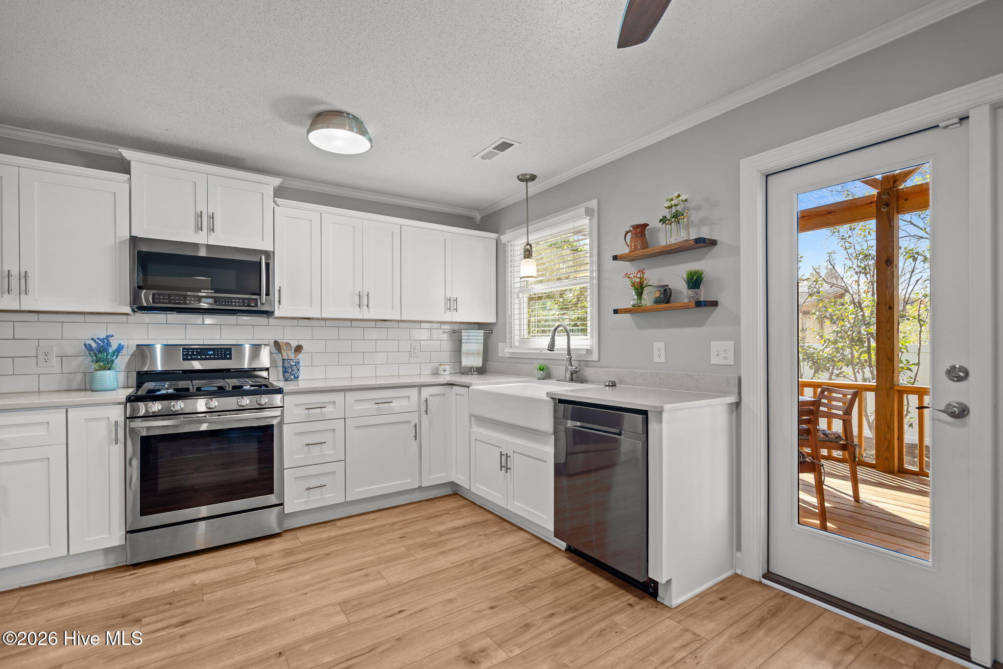 100547043 | Photo 19