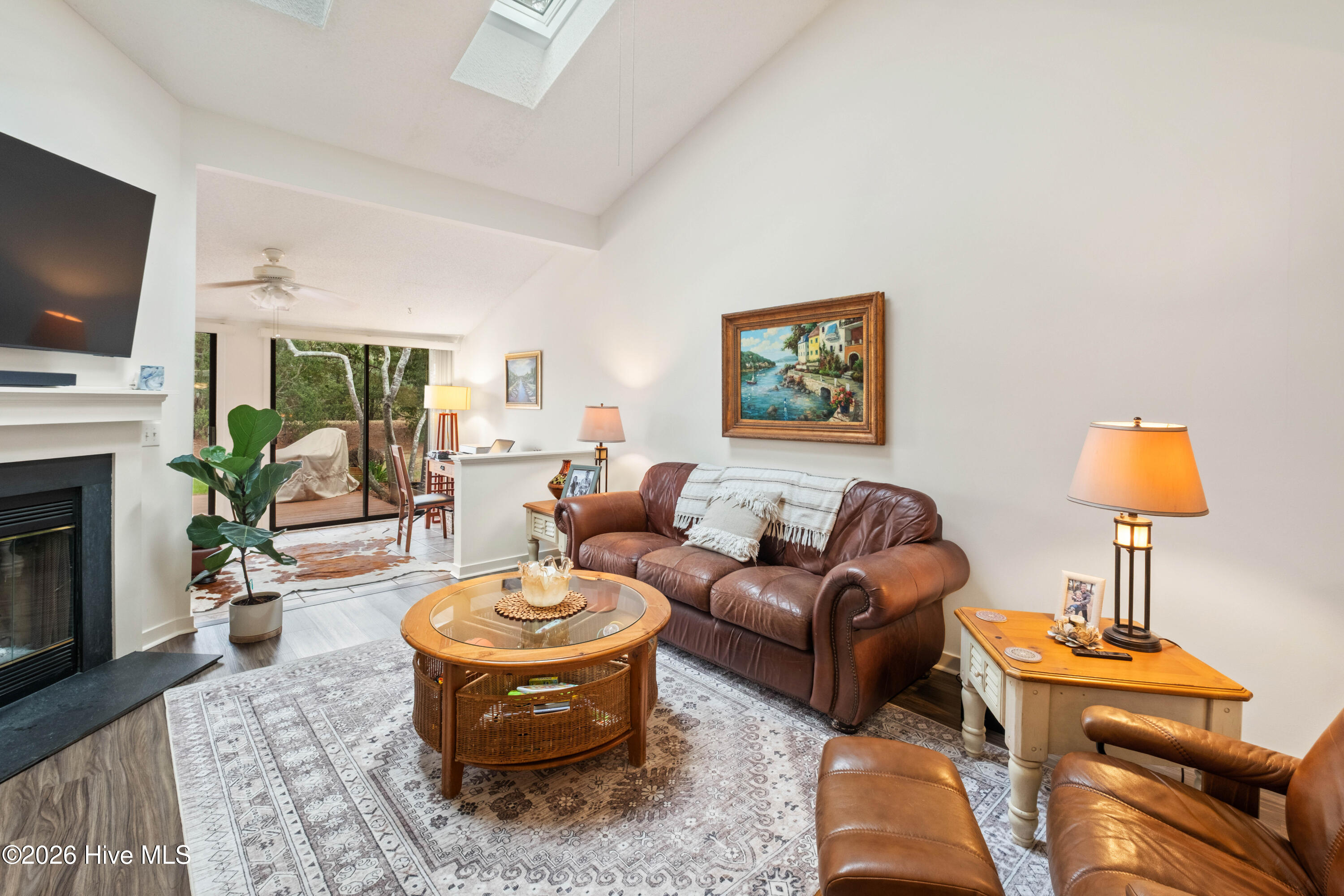 100560889 | Photo 17