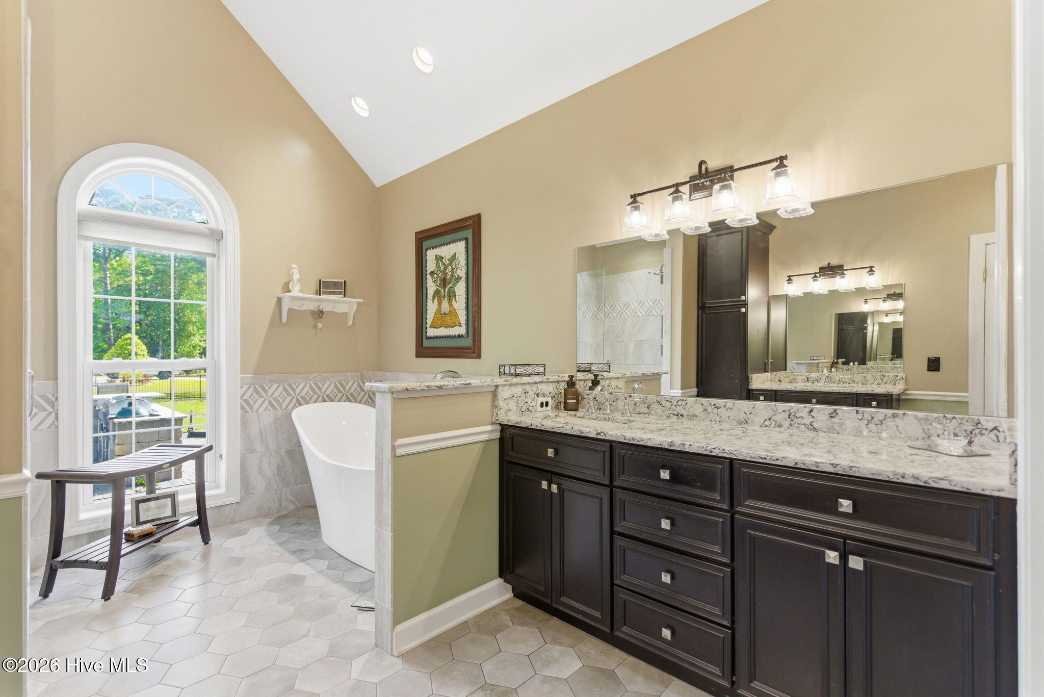 100570615 | Photo 30