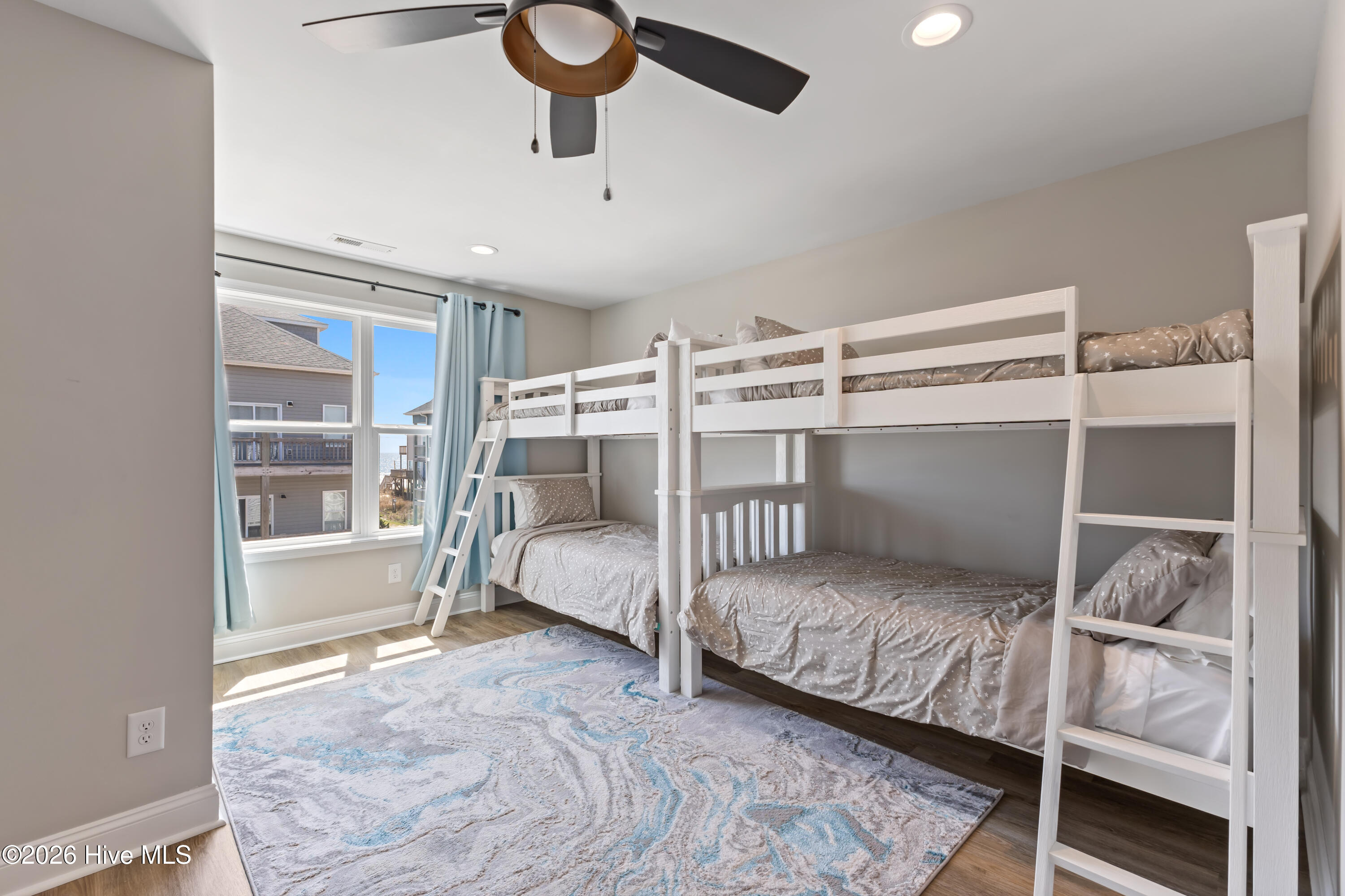 100564828 | Photo 30