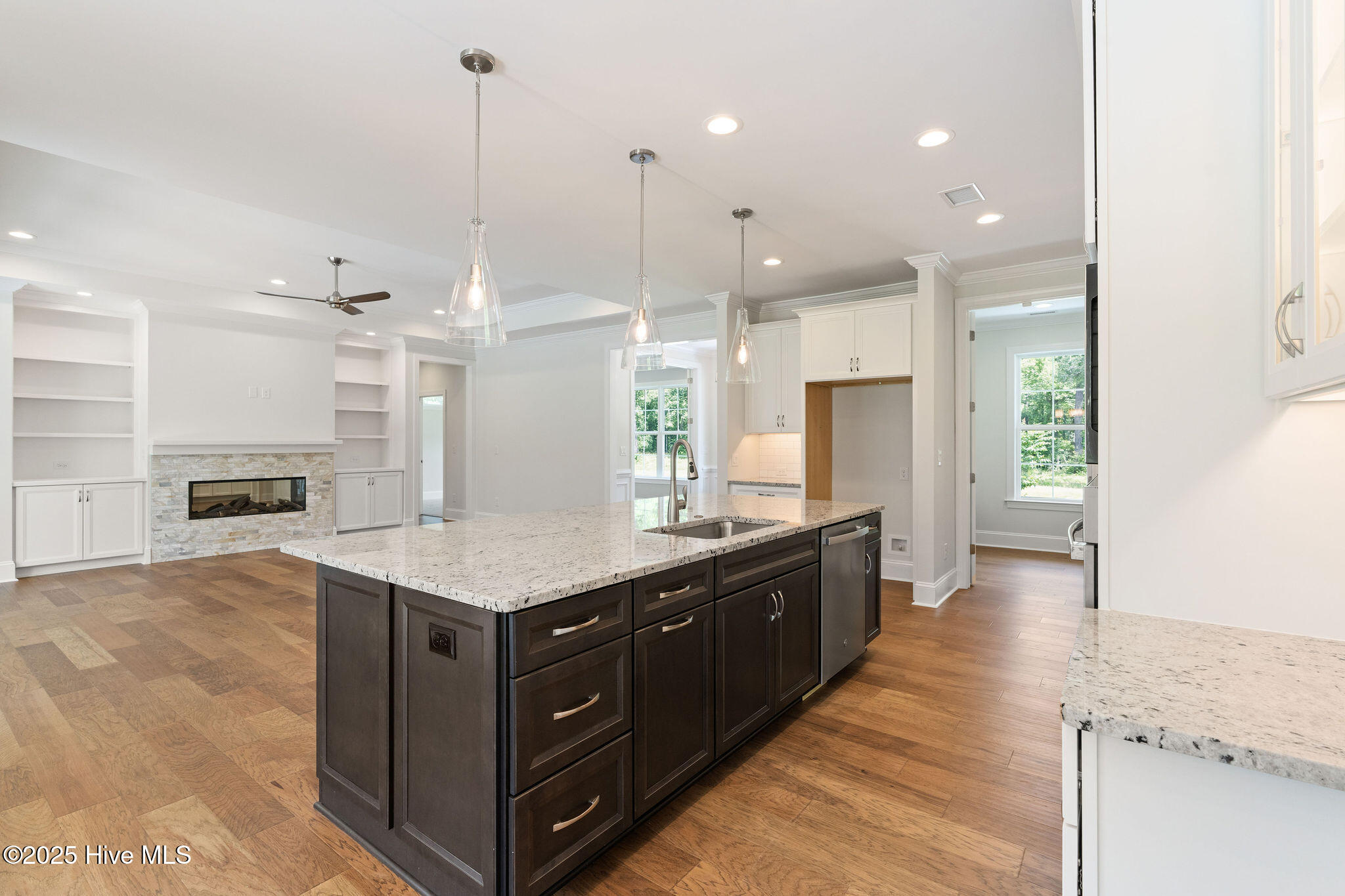 100530000 | Photo 24