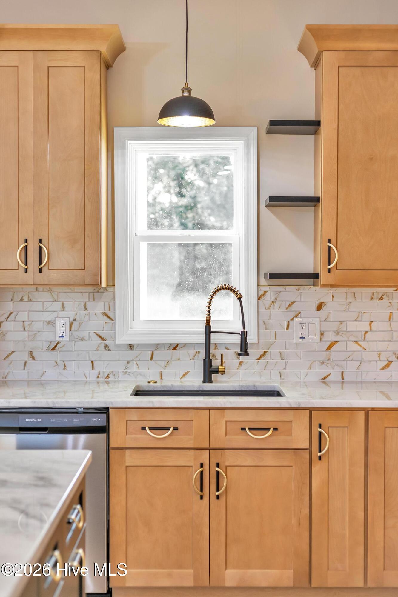 100552595 | Photo 38