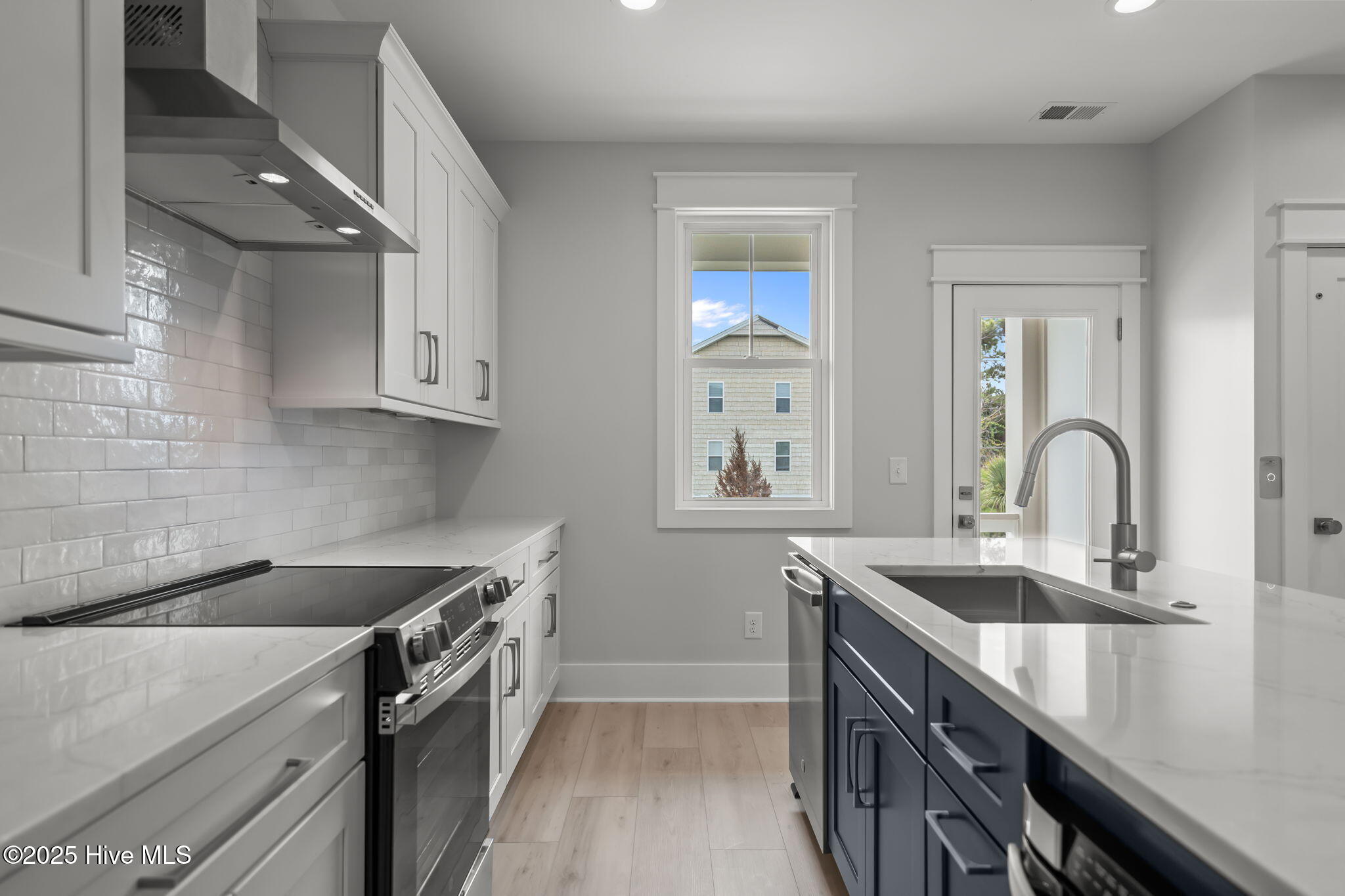 100537880 | Photo 15