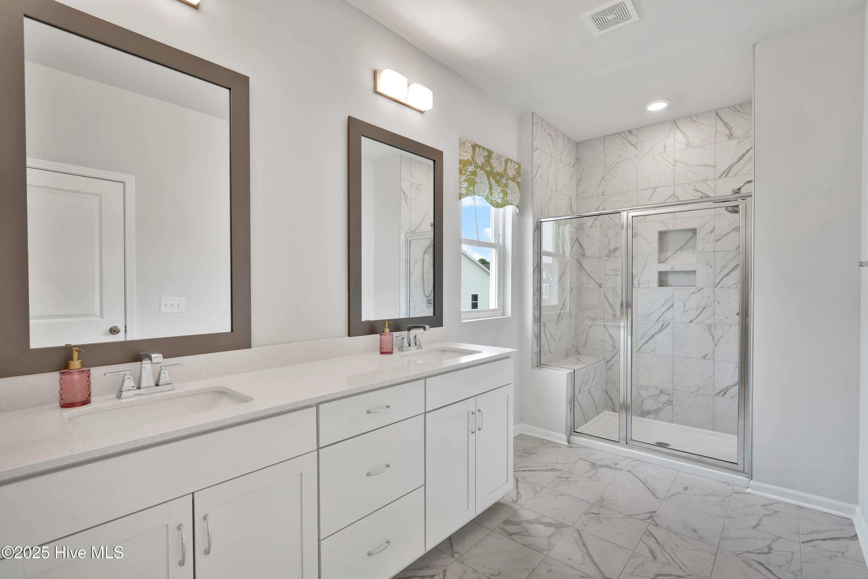 100513035 | Photo 16