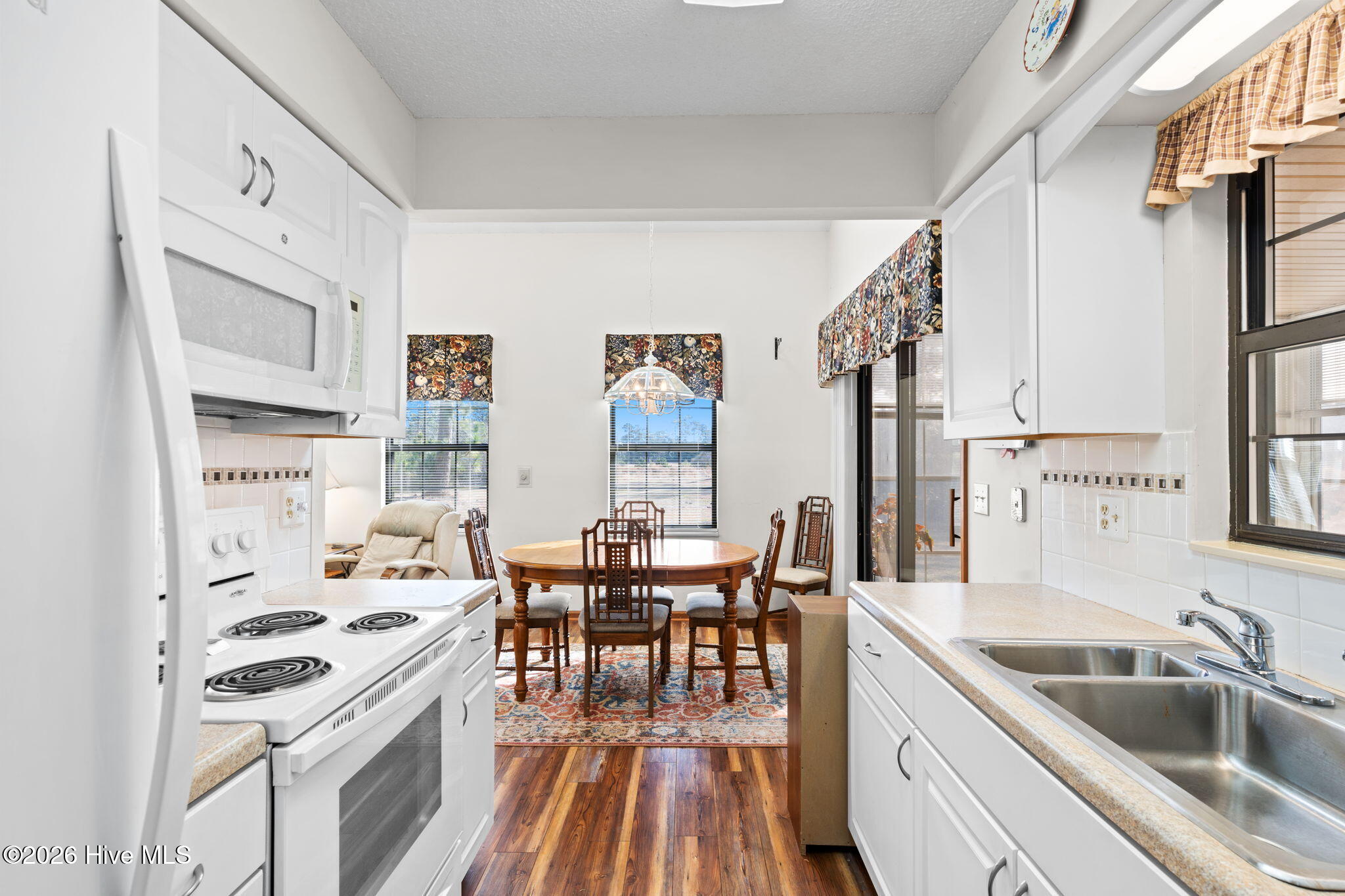 100549085 | Photo 12