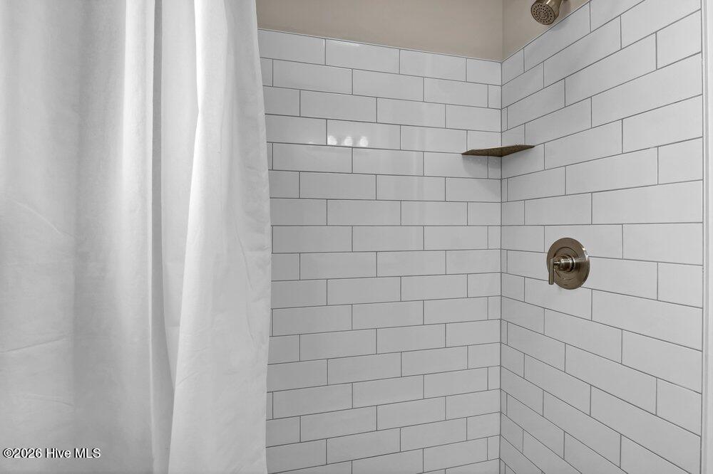 100560738 | Photo 23