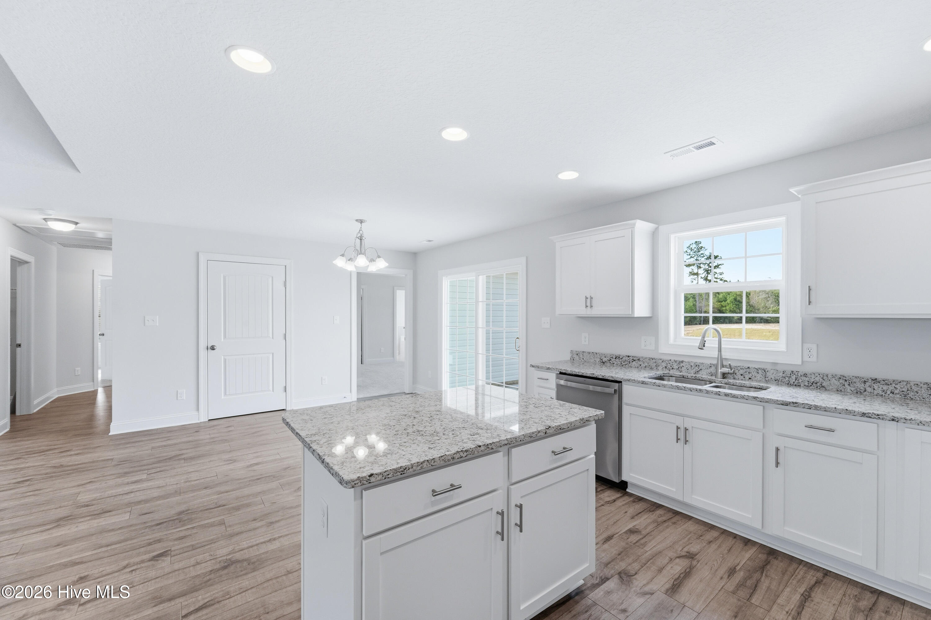 100530676 | Photo 13