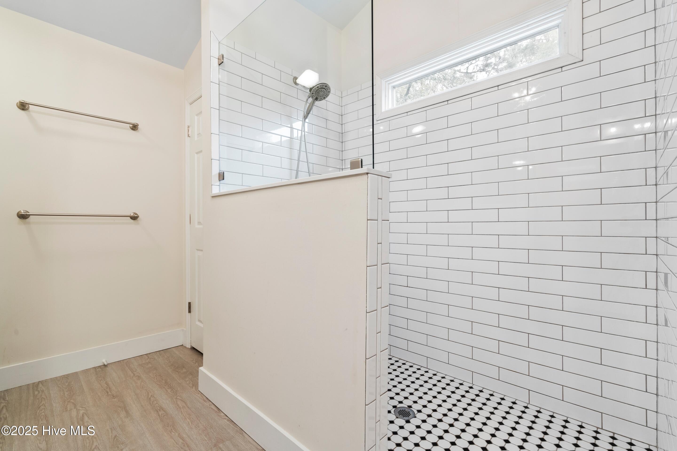 100542682 | Photo 22