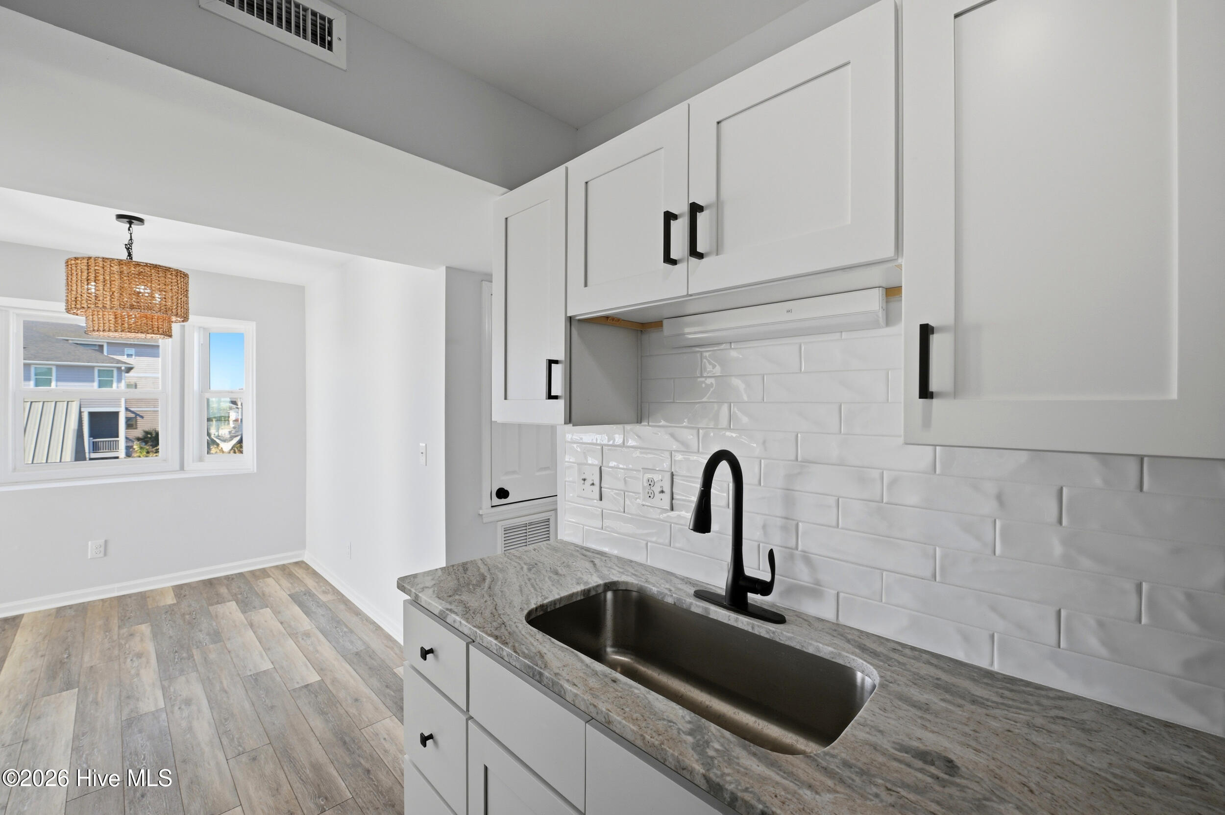 100566140 | Photo 14