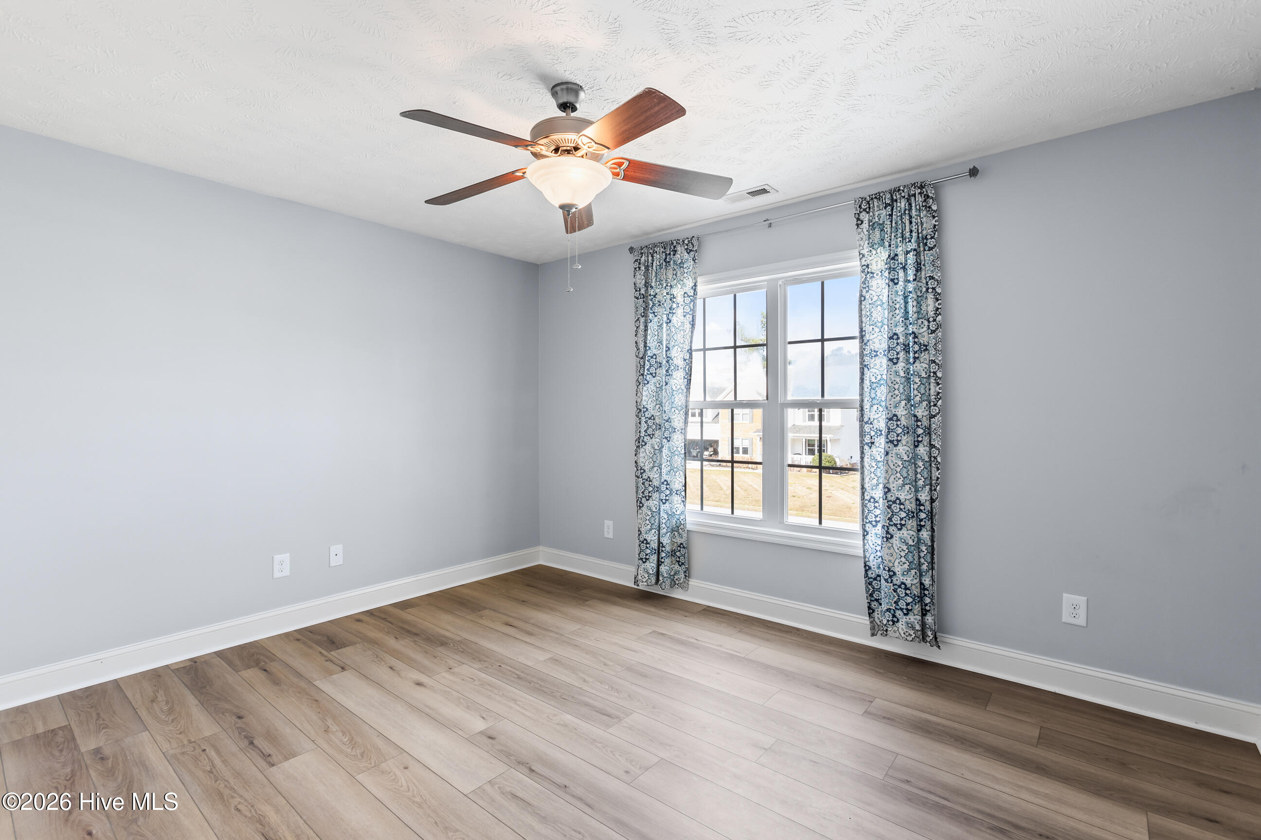 100570395 | Photo 25