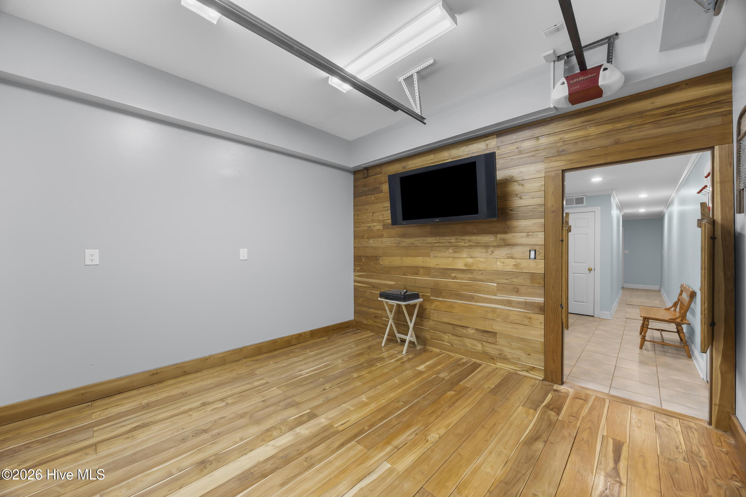 100548931 | Photo 46