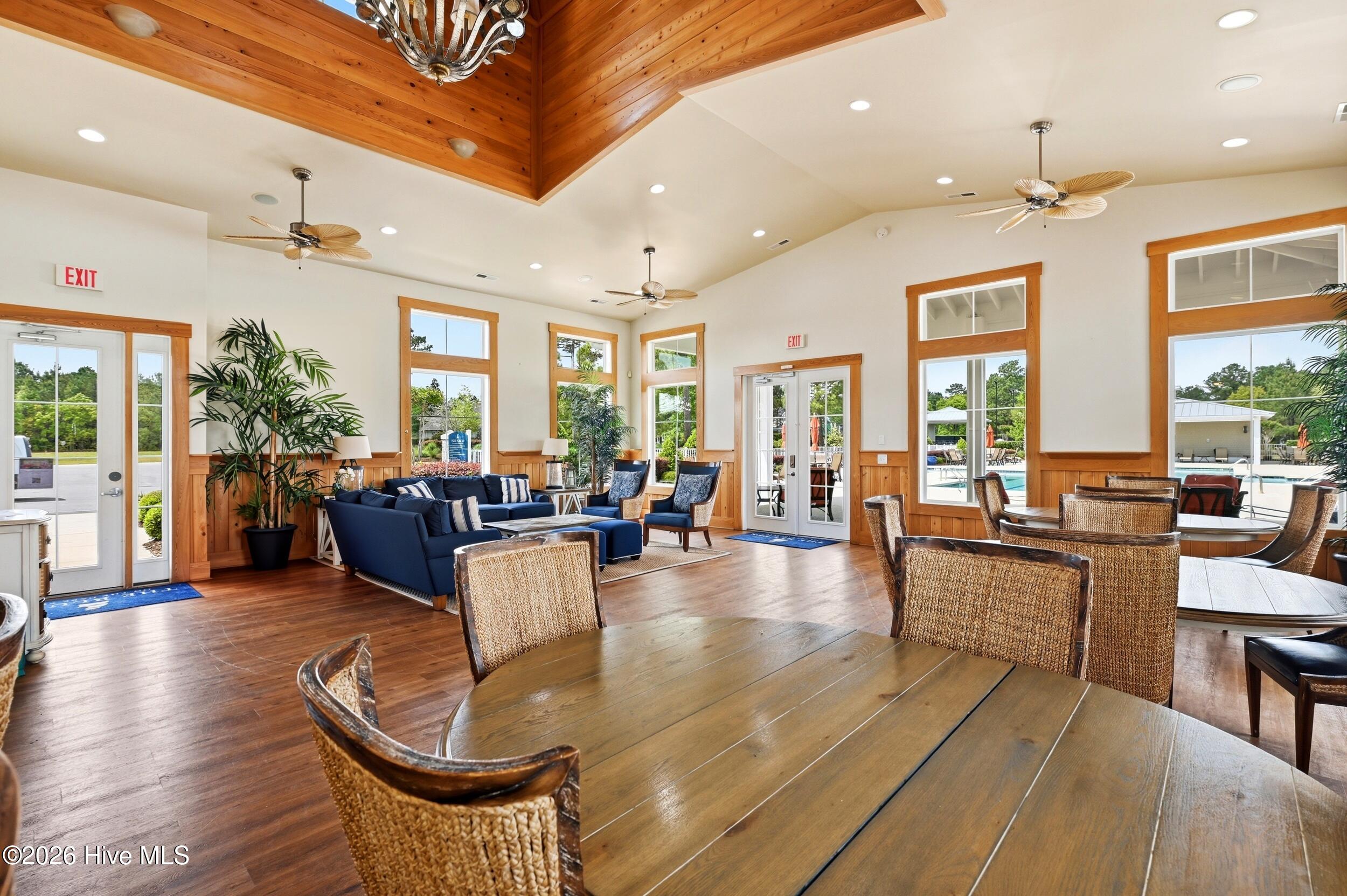 100567855 | Photo 60