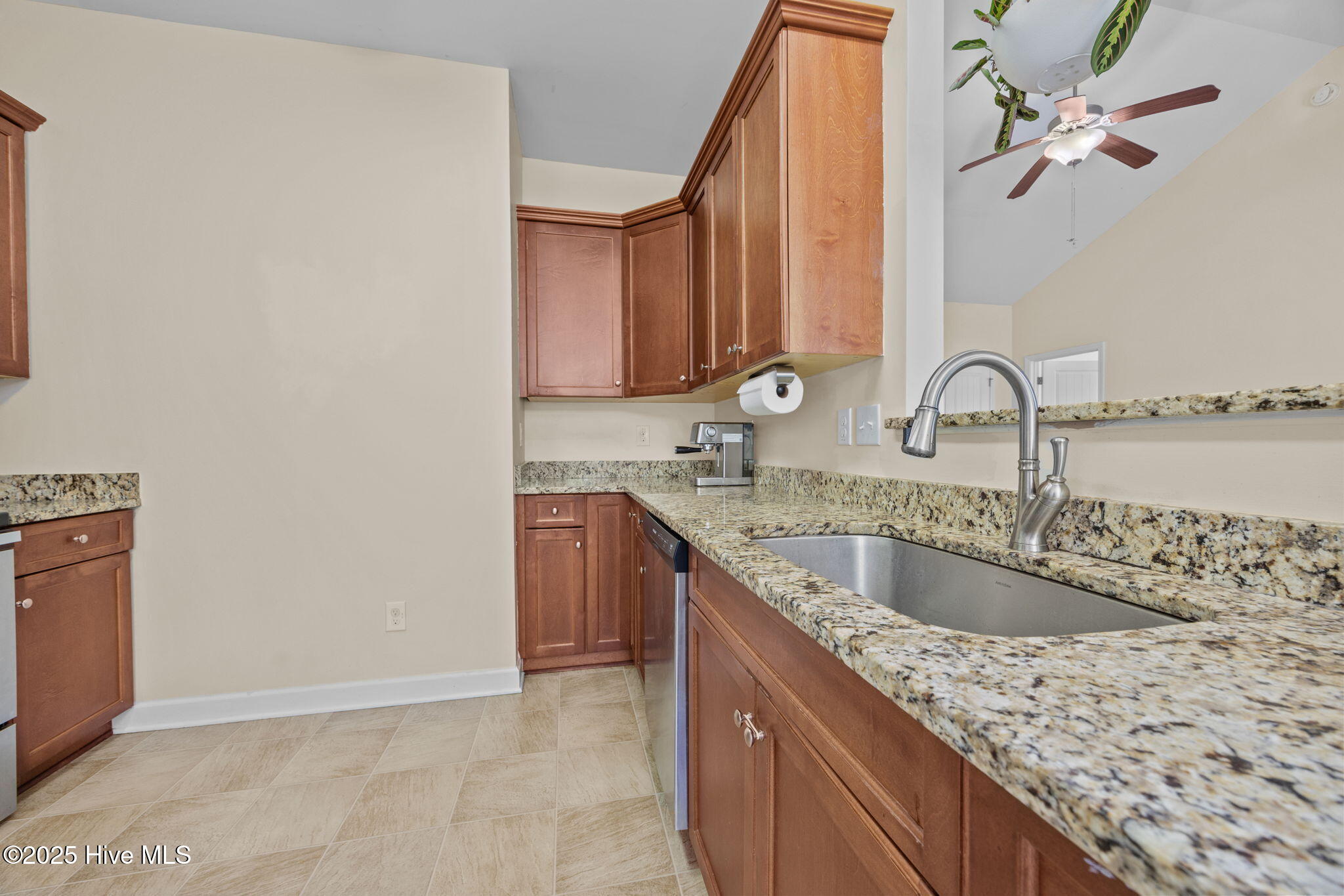 100562550 | Photo 11