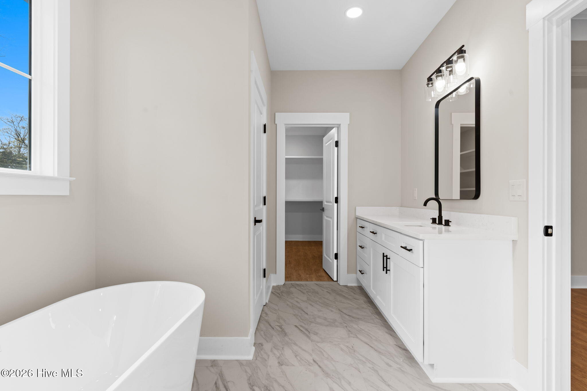 100558112 | Photo 27