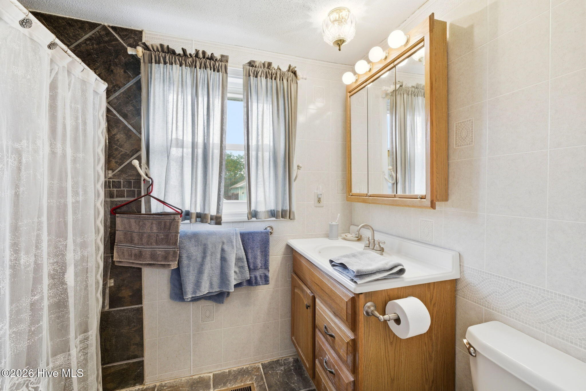 100558403 | Photo 35