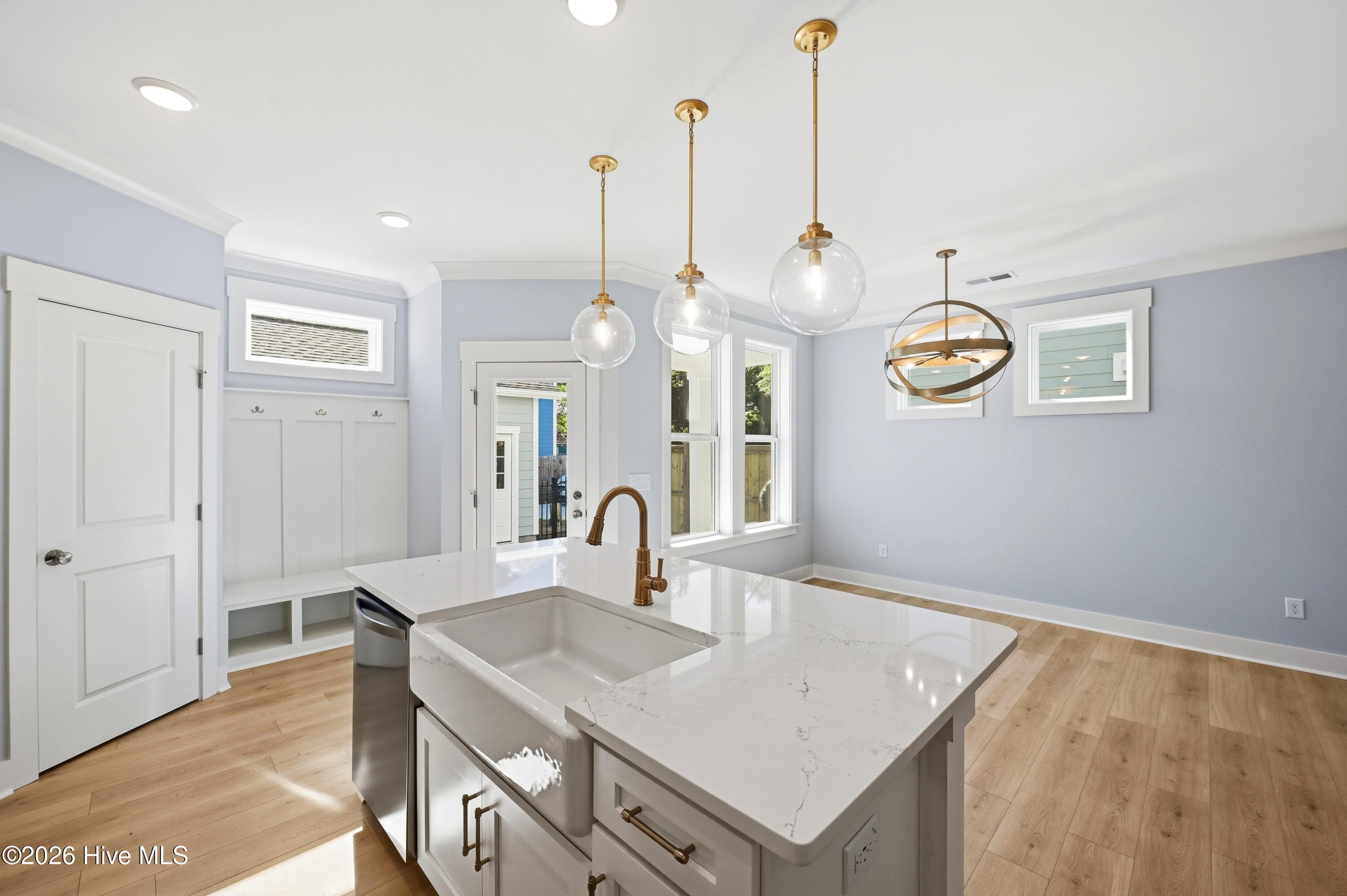 100566798 | Photo 12