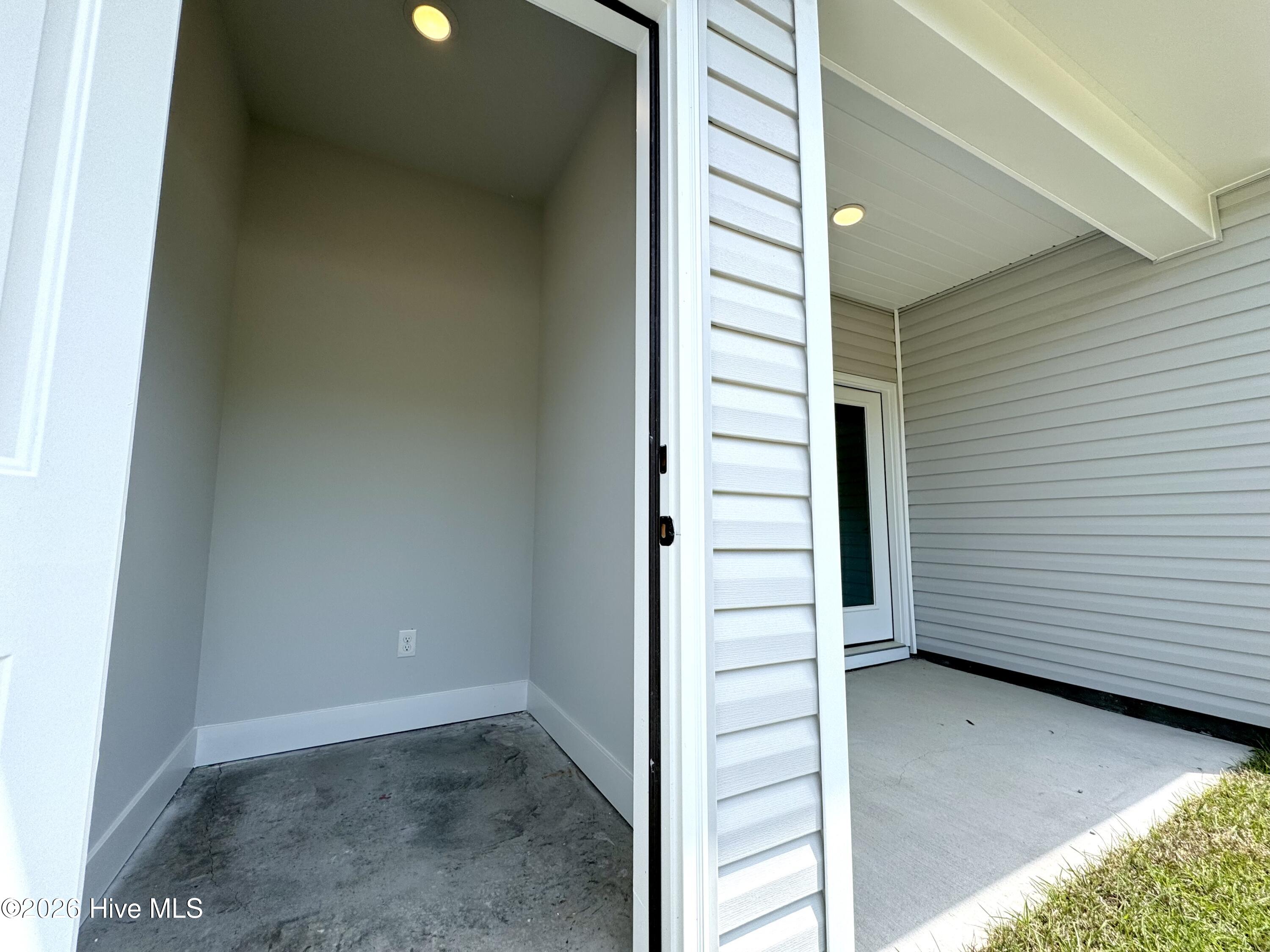 100547297 | Photo 25