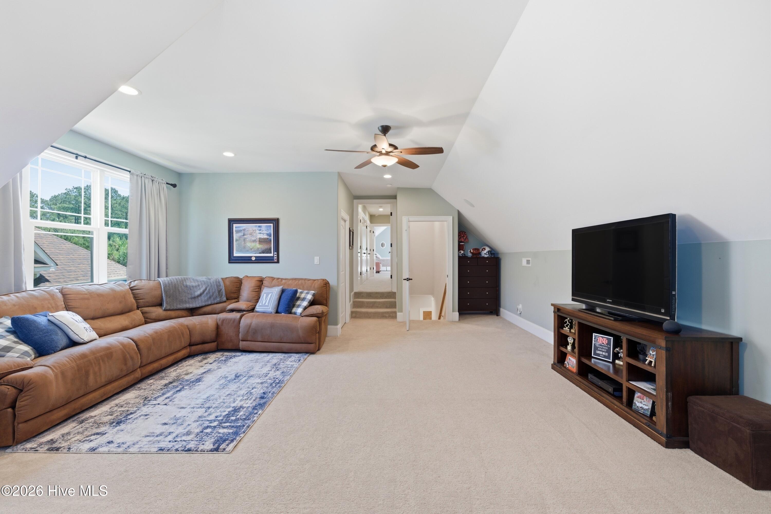 bonus room/ media room./ play room/ additional living room