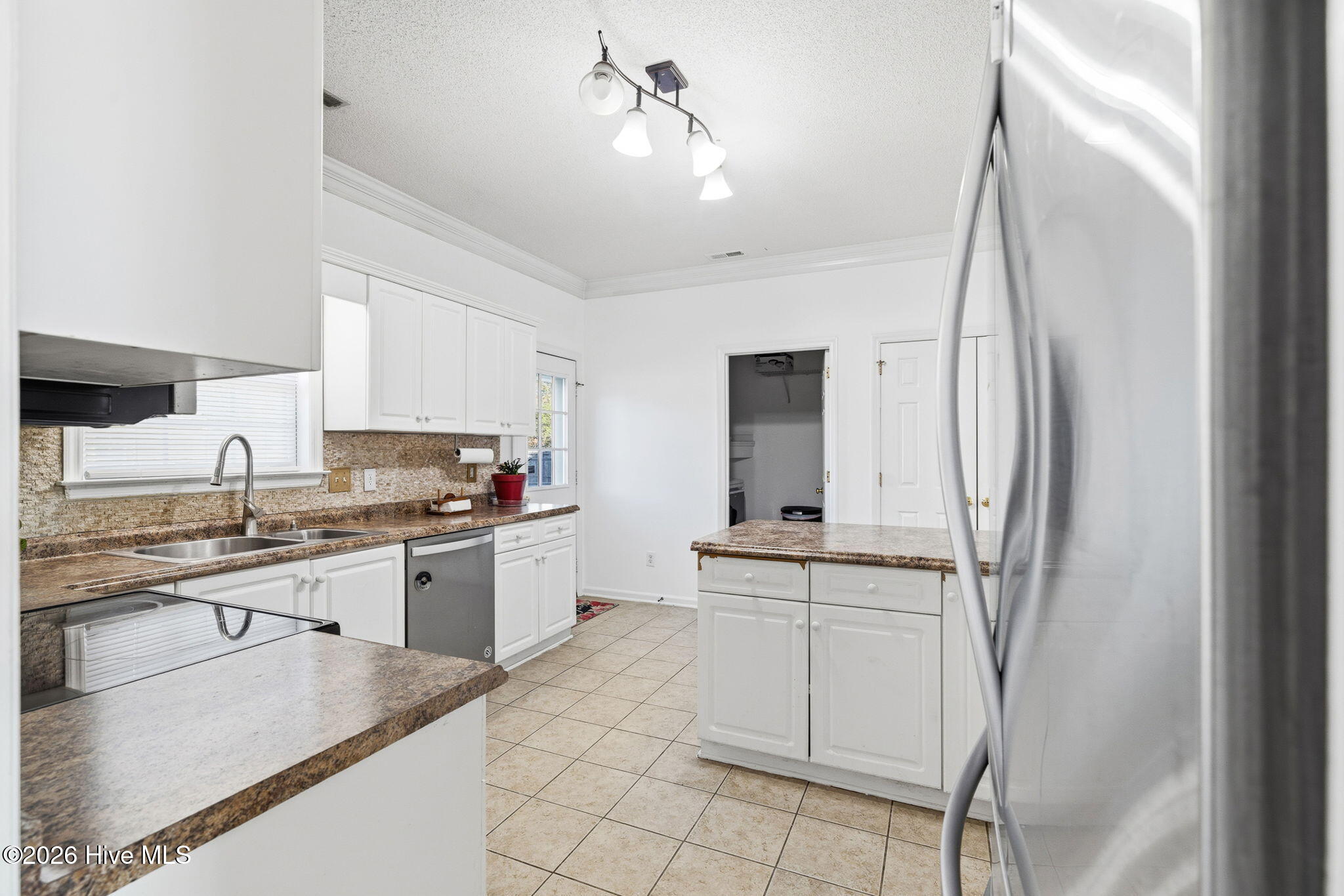 100548117 | Photo 22